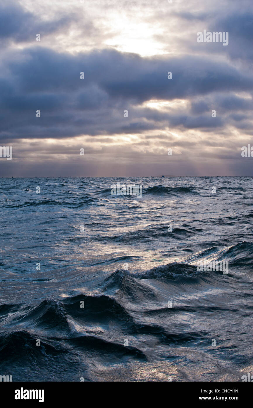 Morgenlicht auf Ugashik Bucht mit Wellen im Vordergrund, östliche Region Bristol Bay, Südwest-Alaska, Sommer Stockfoto