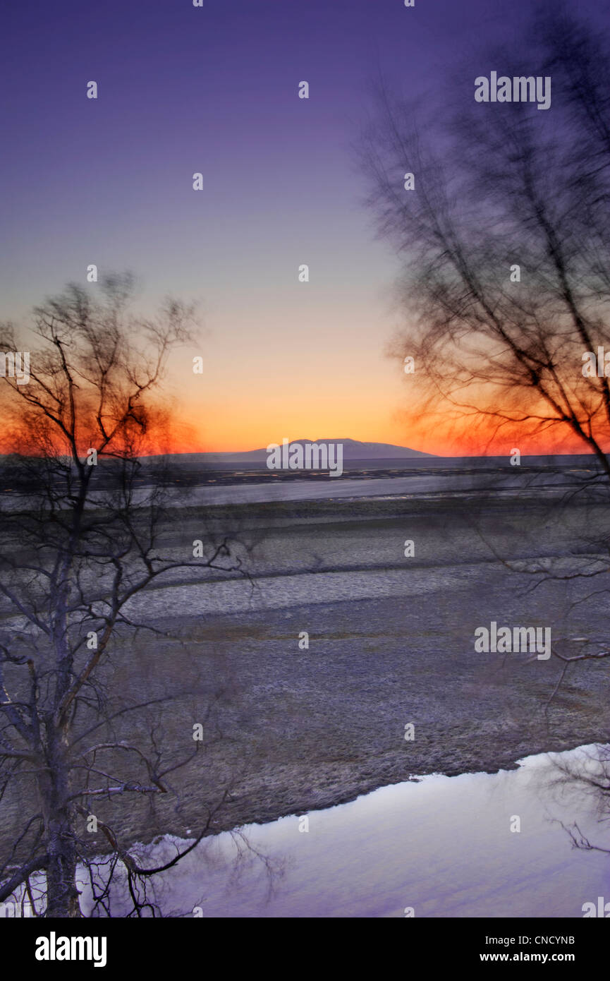 Sonnenuntergang hinter Mount Susitna in Anchorage, Alaska, Winter von der Tony Knowles Coastal Trail in Kincaid Park aus gesehen Stockfoto