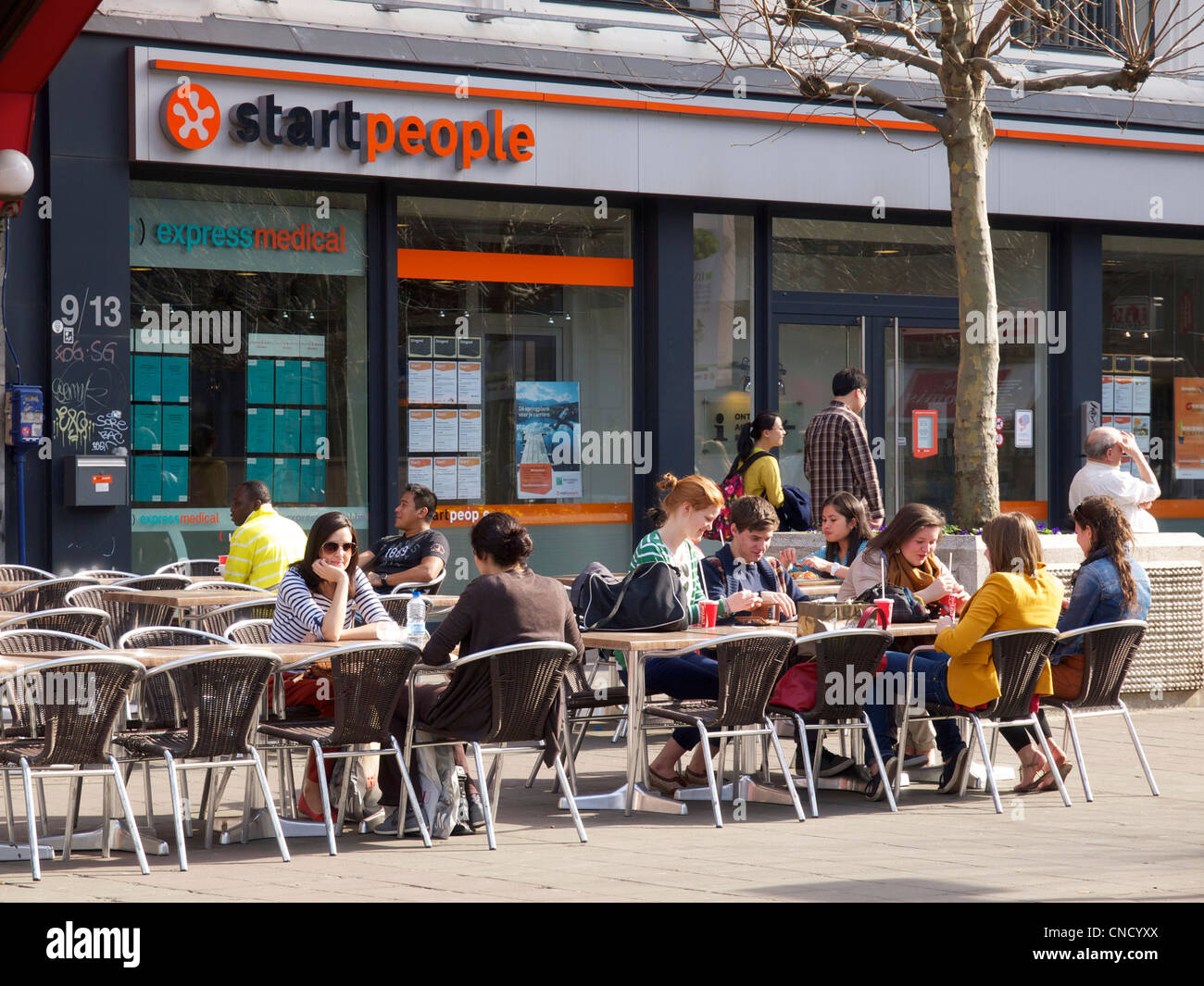 Start Menschen Arbeitsagentur mit Menschen draußen zu sitzen, in Brüssel, Belgien Stockfoto