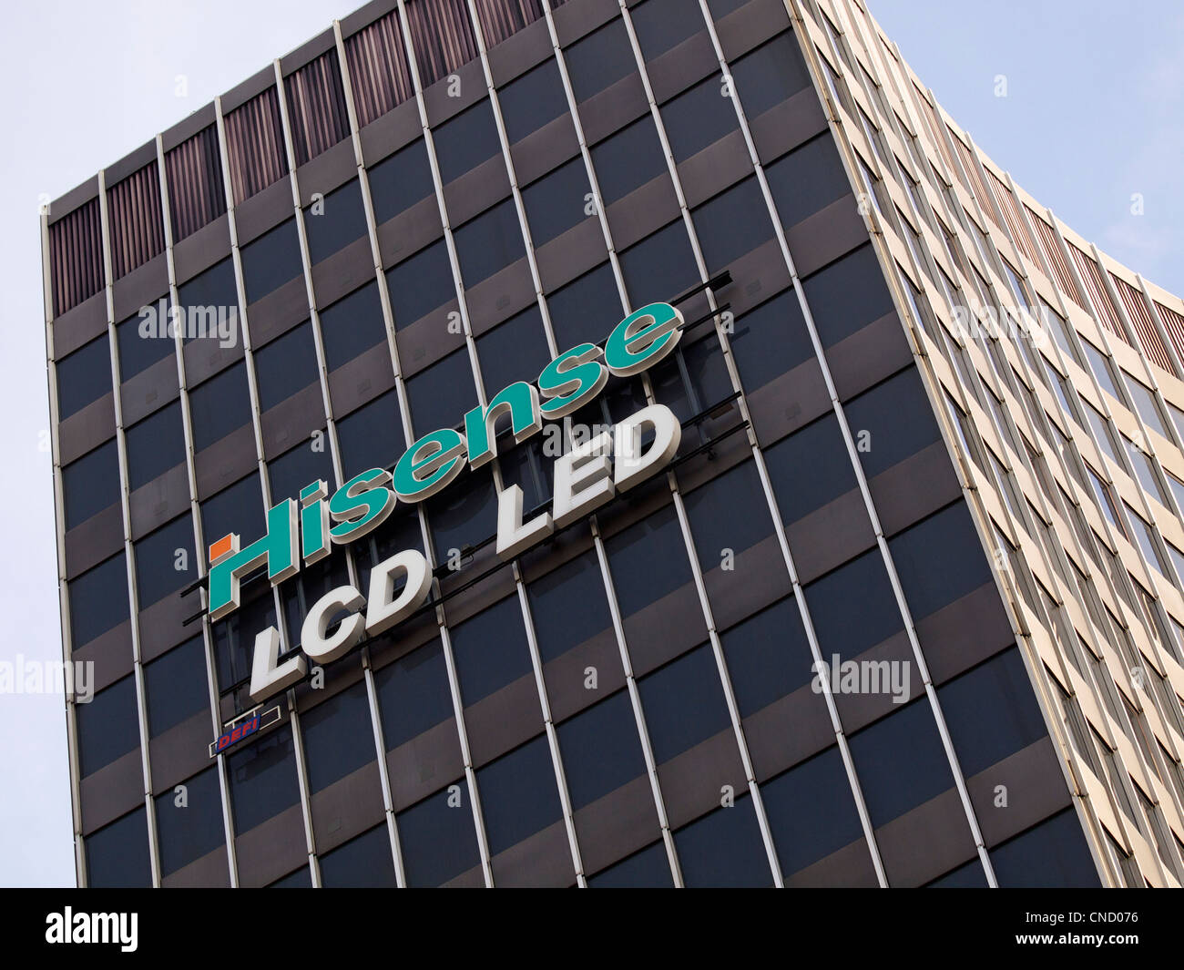 Hisense Schild an einem Gebäude in Brüssel, Belgien. Hisense ist ein multinationaler Elektronikhersteller mit Sitz in China. Stockfoto