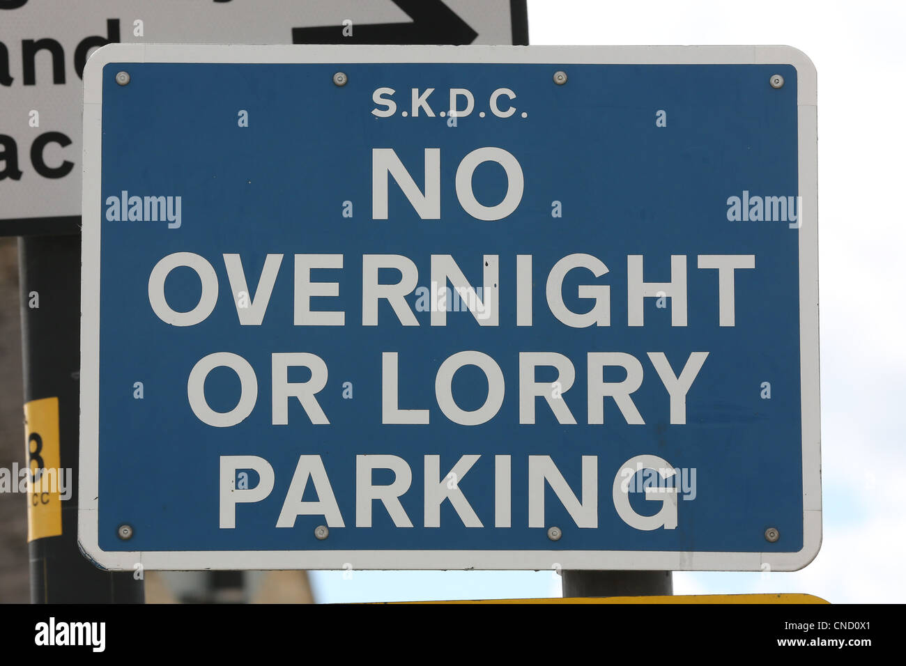 Keine Übernachtung oder LKW Parkplatz Schild Stockfoto