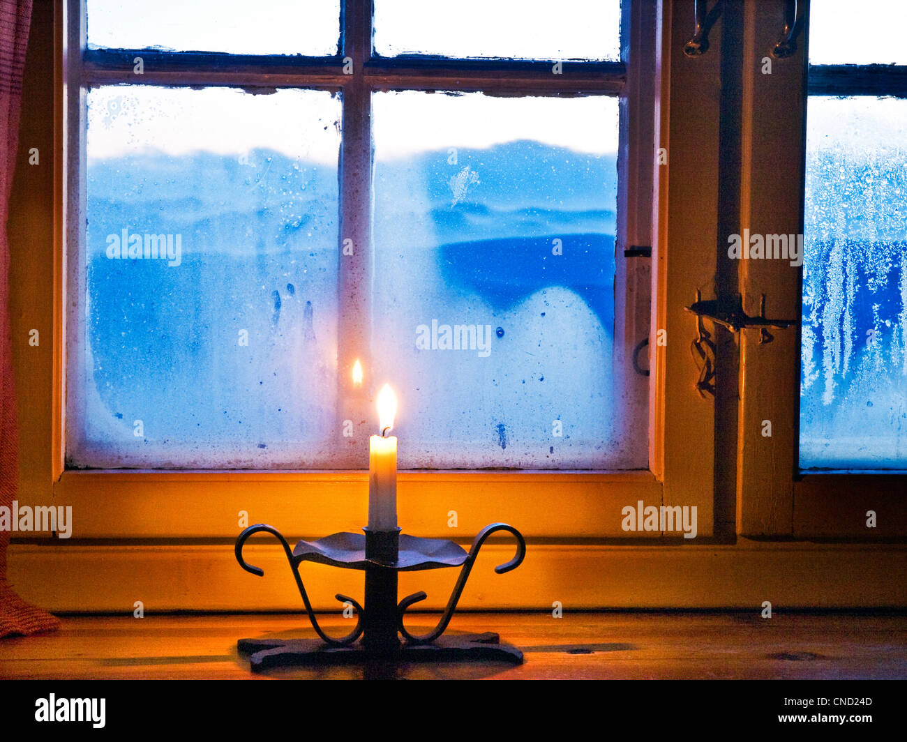 Kerze im fenster Fotos und Bildmaterial in hoher Auflösung Alamy