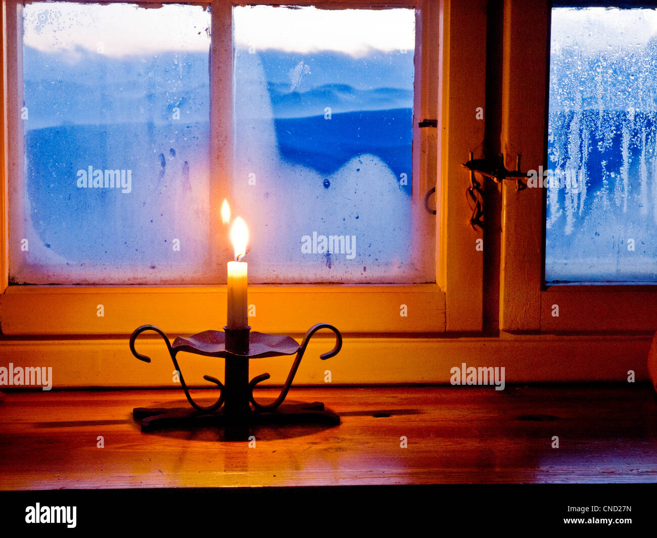 Kerze im Fenster eines norwegischen Berghütte Stockfoto