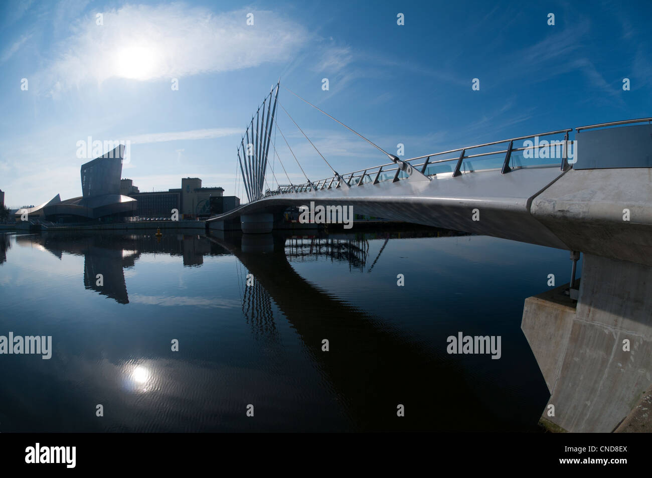 MediaCityUK Steg, Salford Quays, Manchester, England, UK. Mit einem ultra-Weitwinkel fisheye-Objektiv aufgenommen. Stockfoto