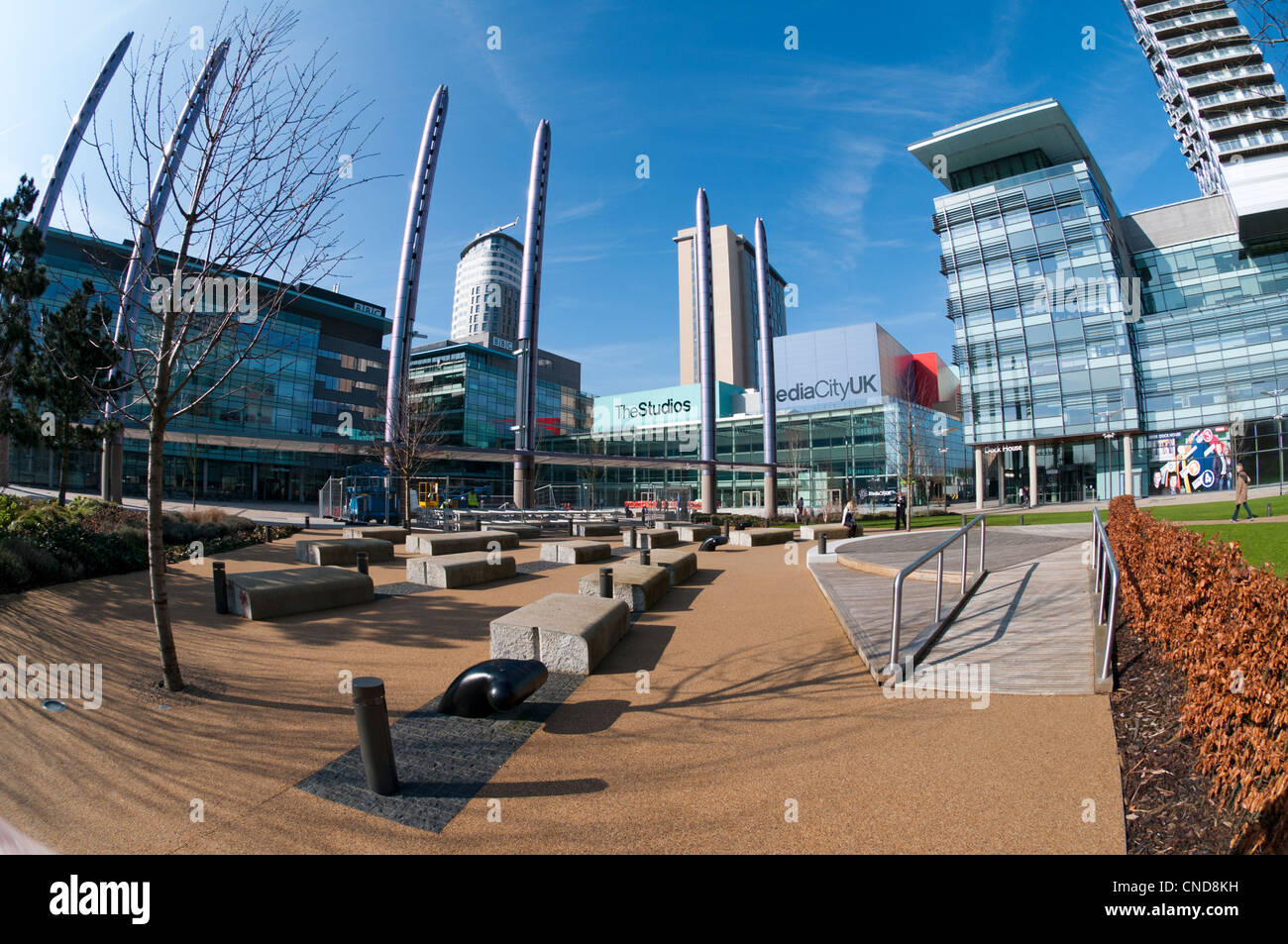 Der MediaCityUK Komplex, Salford Quays, Manchester, England, UK. Mit einem ultra-Weitwinkel fisheye-Objektiv aufgenommen. Stockfoto