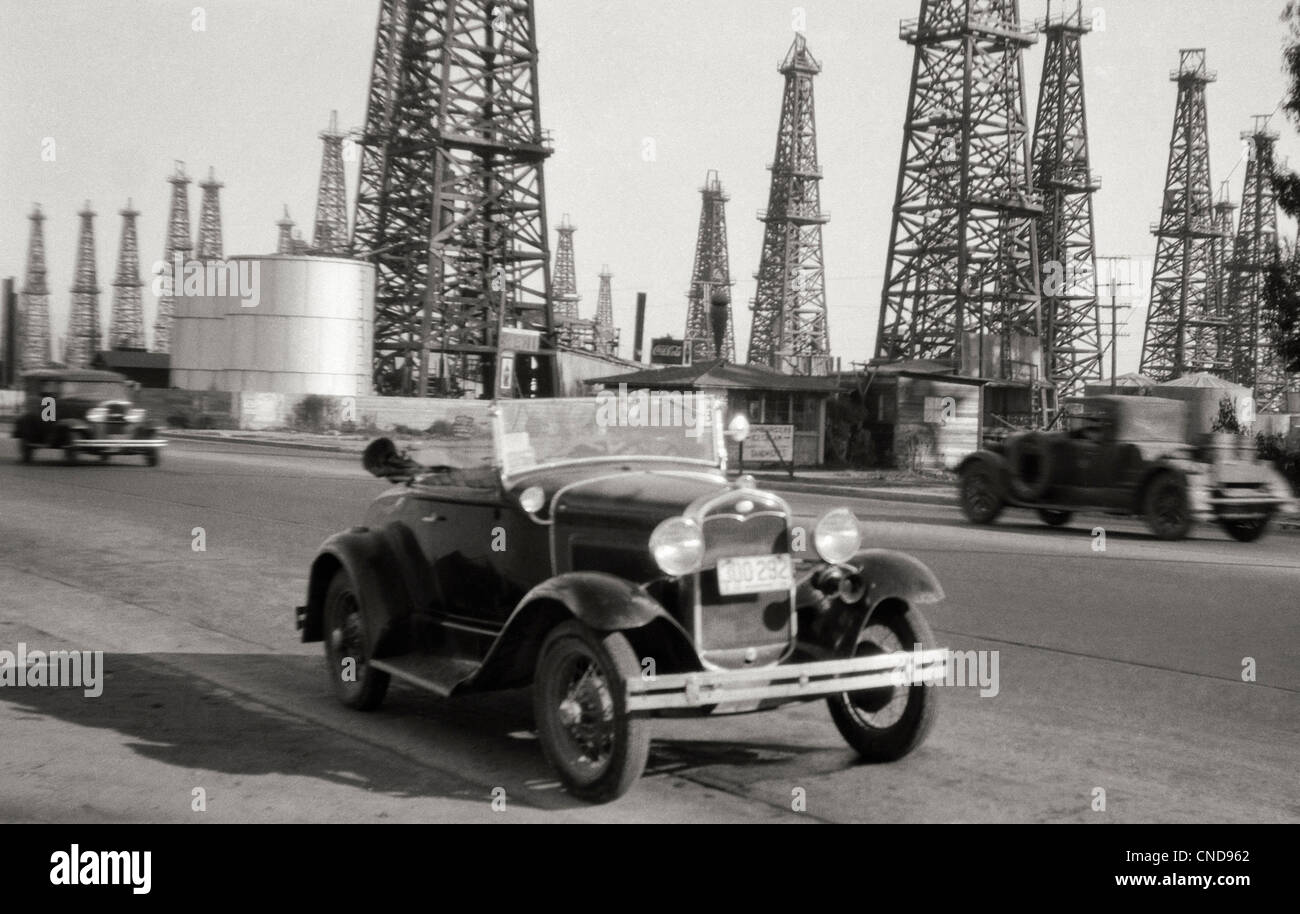 Los Angeles, Kalifornien - 1930er Jahre: Öl Bohrtürme neben einer Autobahn Stockfoto