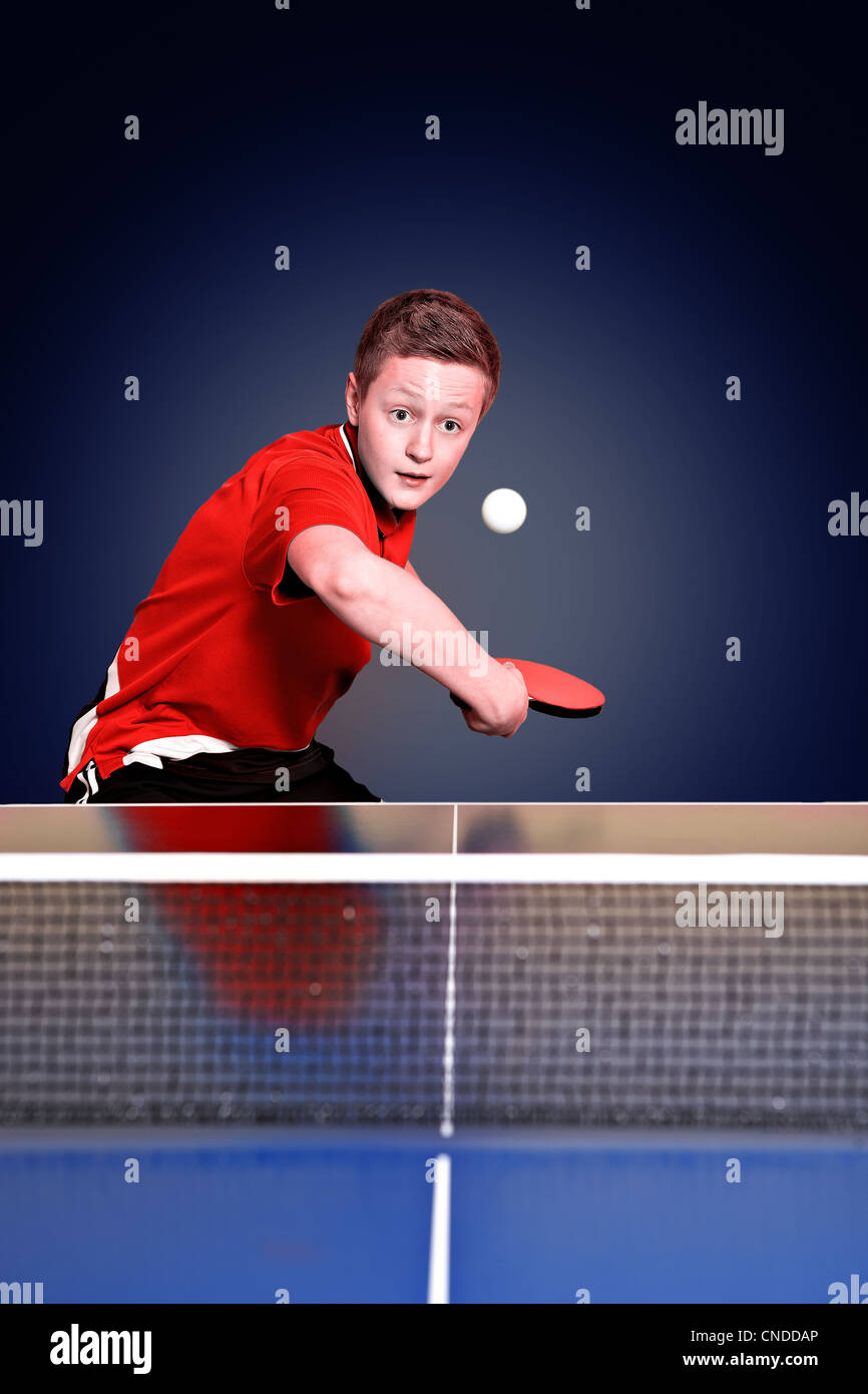 ein Junge spielt Tischtennis (Tischtennis) Stockfoto