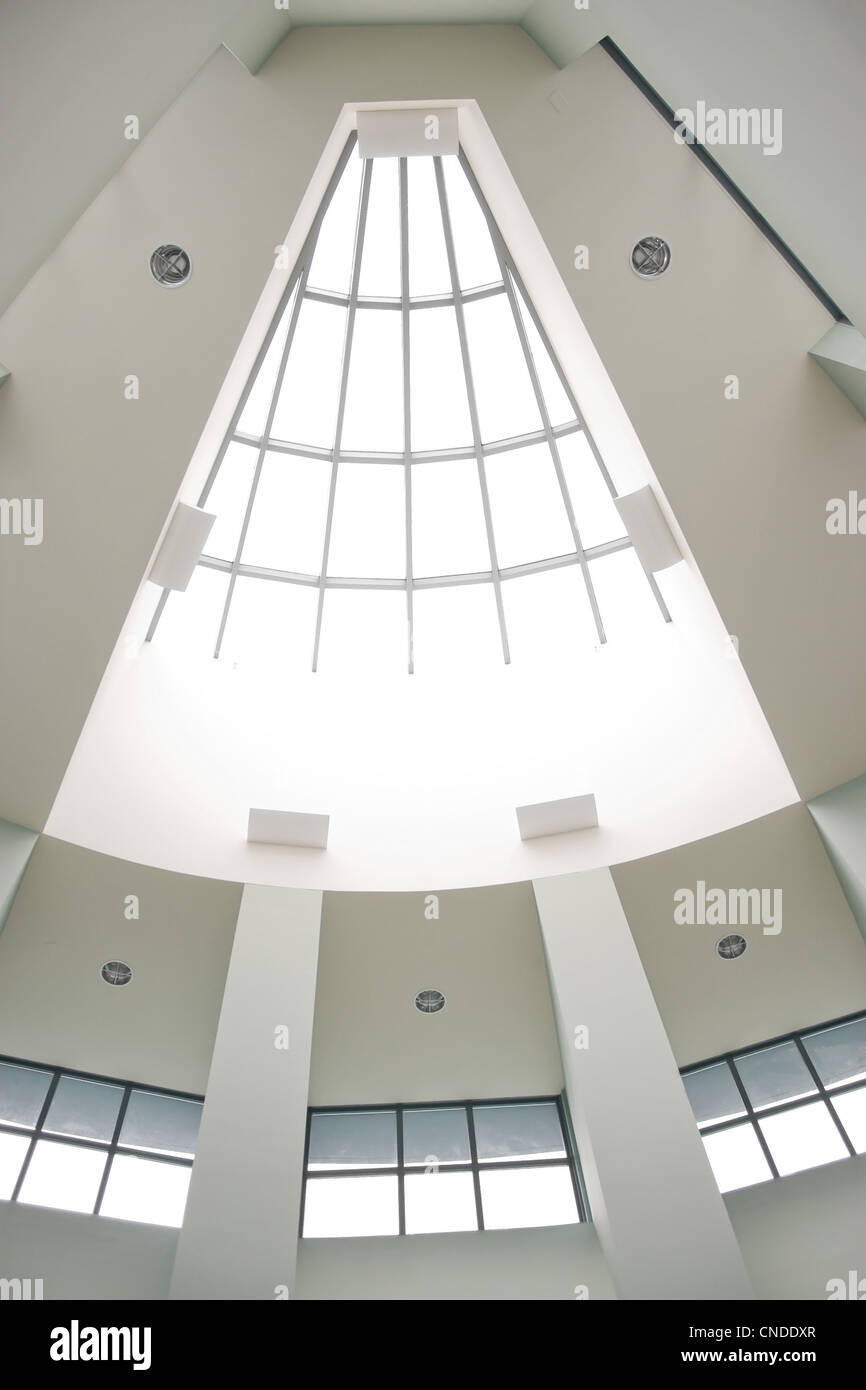 Eine moderne architektonische Interieur mit einem dreieckigen geformten Oberlicht. Stockfoto