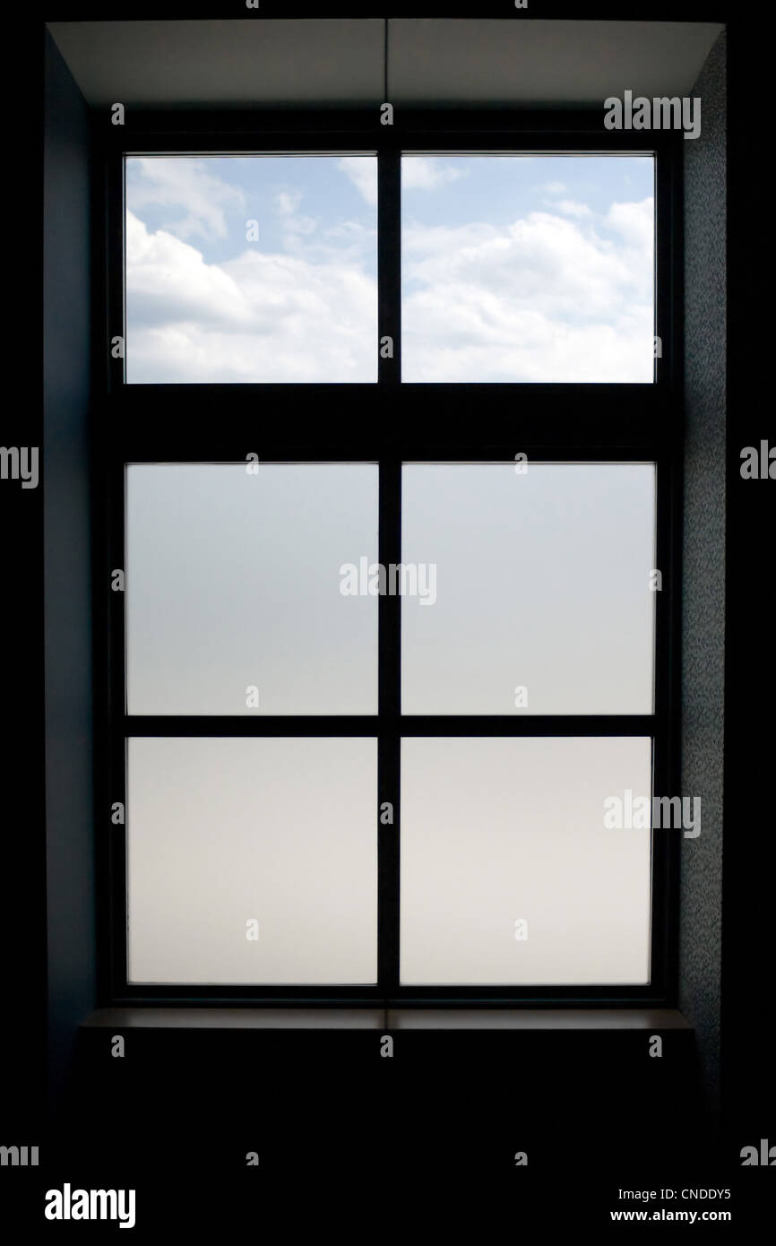 Innenansicht eines modernen Fensters, das Glas auf den unteren Scheiben bereift hat. Stockfoto