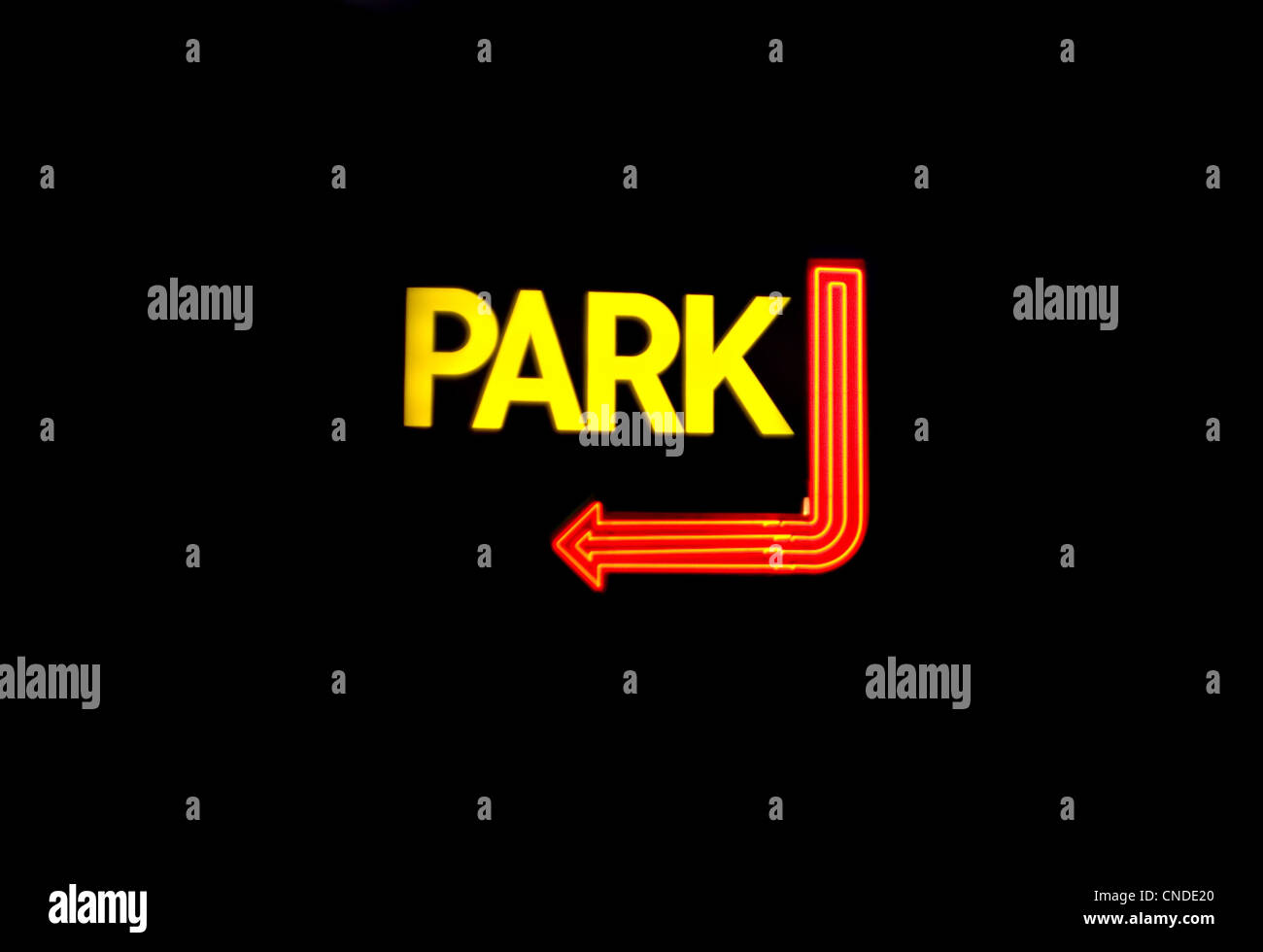Ein Neon Parkplatz Schild über schwarz isoliert. Stockfoto