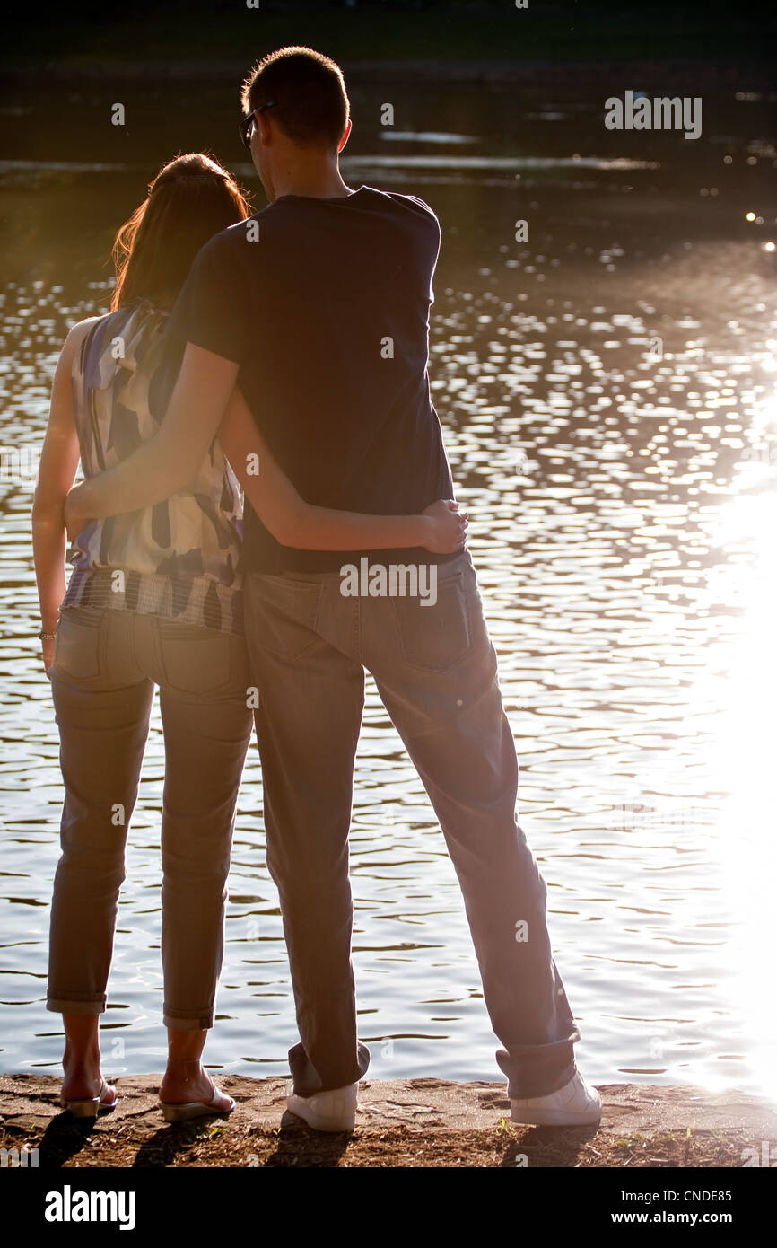 Silhouette eines liebevollen Paares umarmen einander in den frühen Abendstunden. Stockfoto
