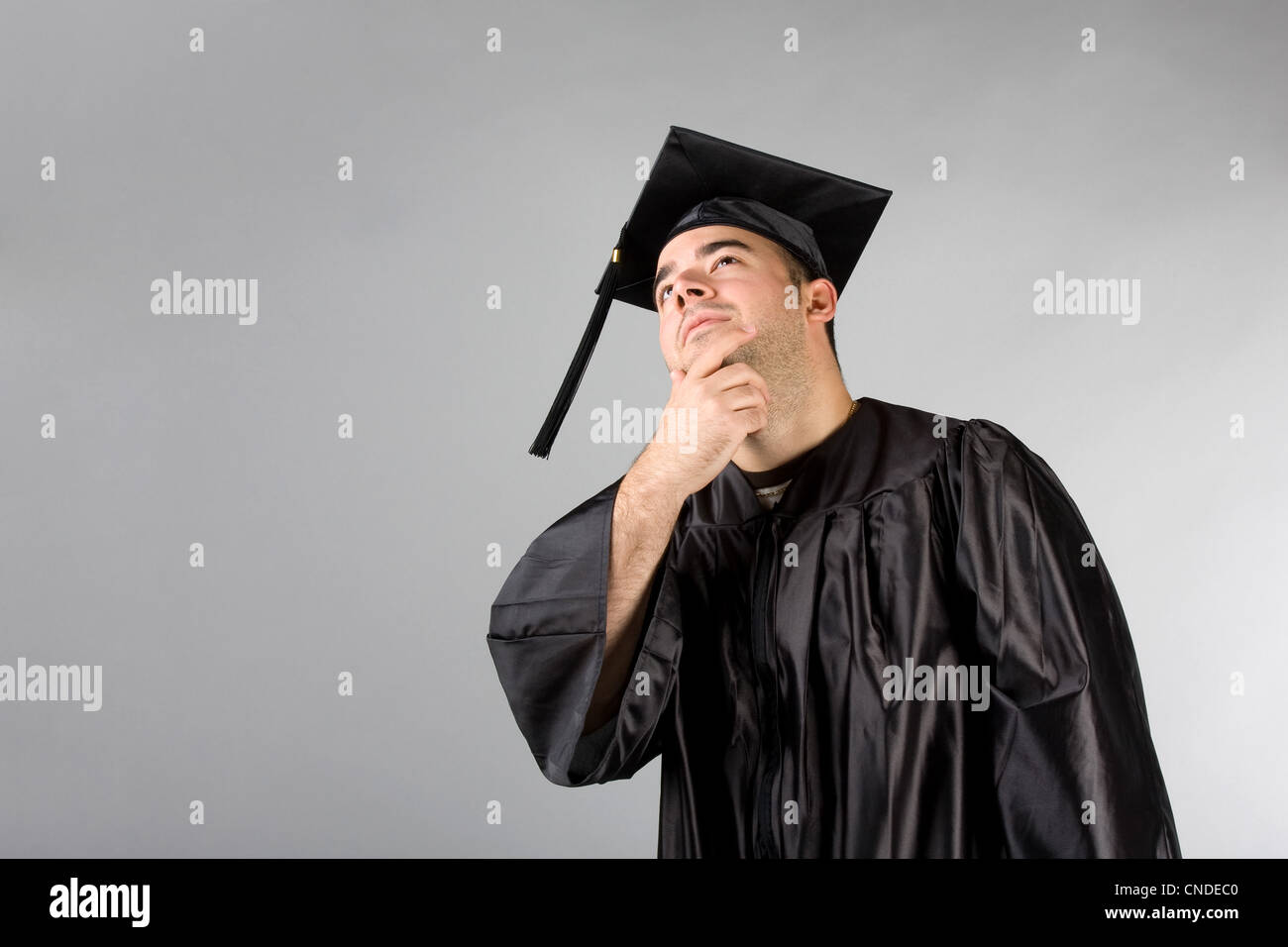Eine jüngste College oder High School Diplom-Mütze und Kleid denken und kontemplativen Blick. Stockfoto