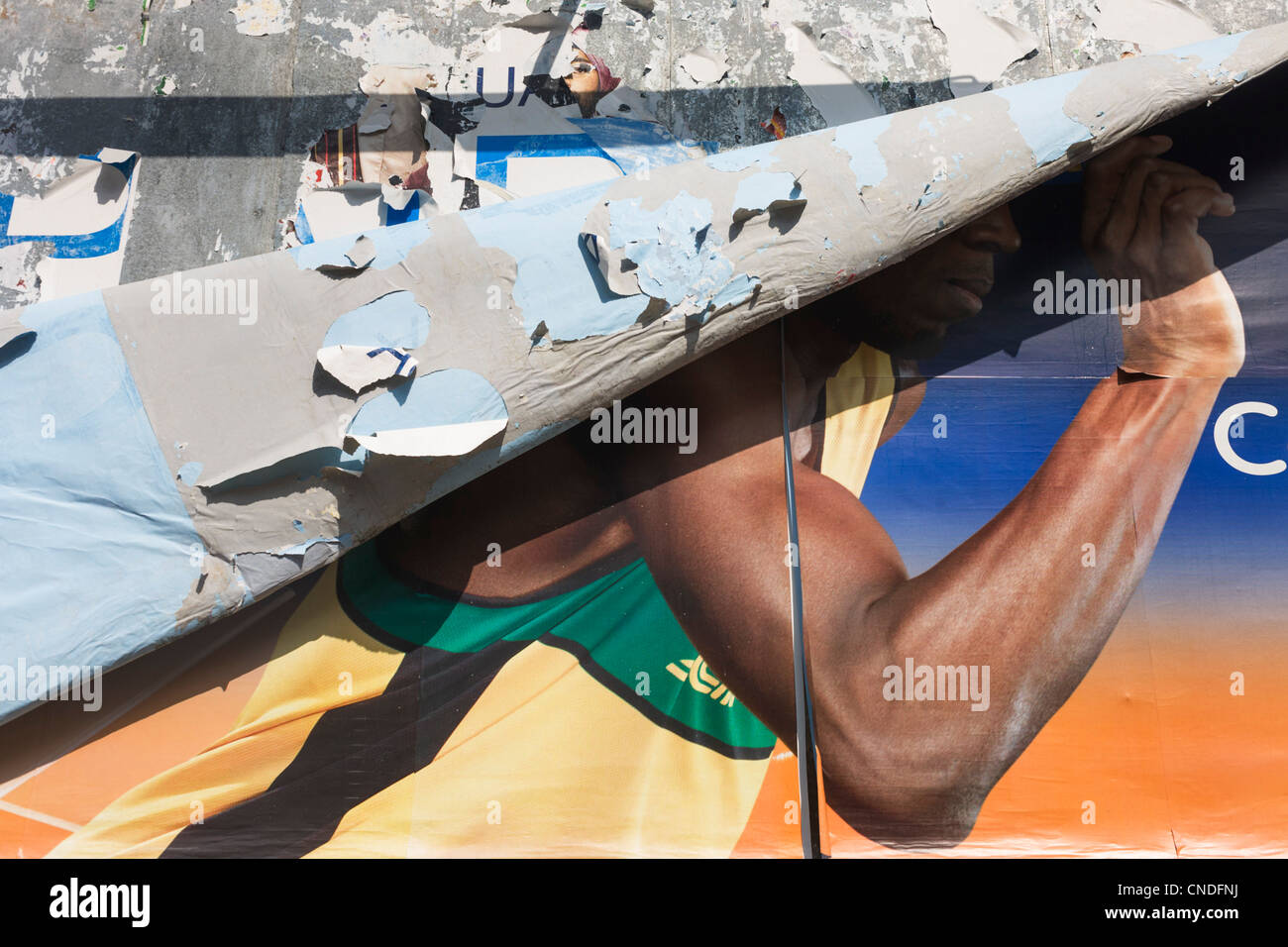 Schichten eine Werbung Plakatwand haben zurück, um den Arm des olympischer Athlet Usain Bolt in Peckham, London zeigen geschält Stockfoto