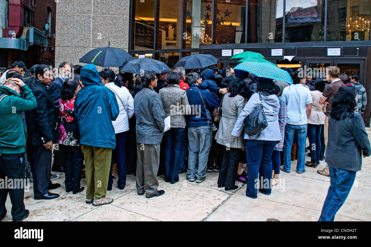 New Haven, CT USA--wartet das Publikum auf Bollywood Film Superstar Shah Rukh Khan außerhalb der Shubert Theater in New Haven. Shah Rukh Khan empfing die Chubb-Stipendium an der Yale University. Stockfoto