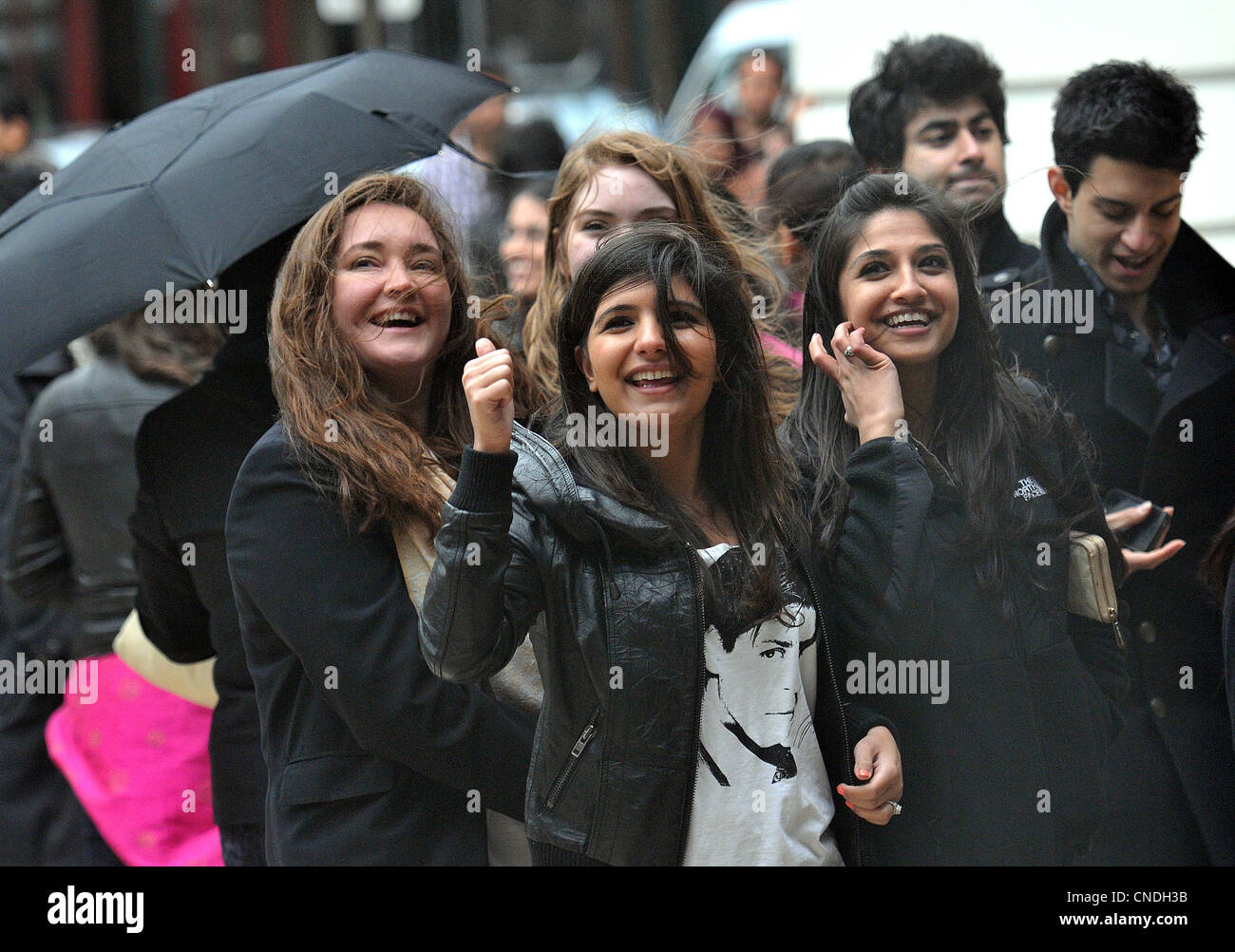 New Haven, CT USA--wartet das Publikum auf Bollywood Film Superstar Shah Rukh Khan außerhalb der Shubert Theater in New Haven. Shah Rukh Khan empfing die Chubb-Stipendium an der Yale University. Stockfoto