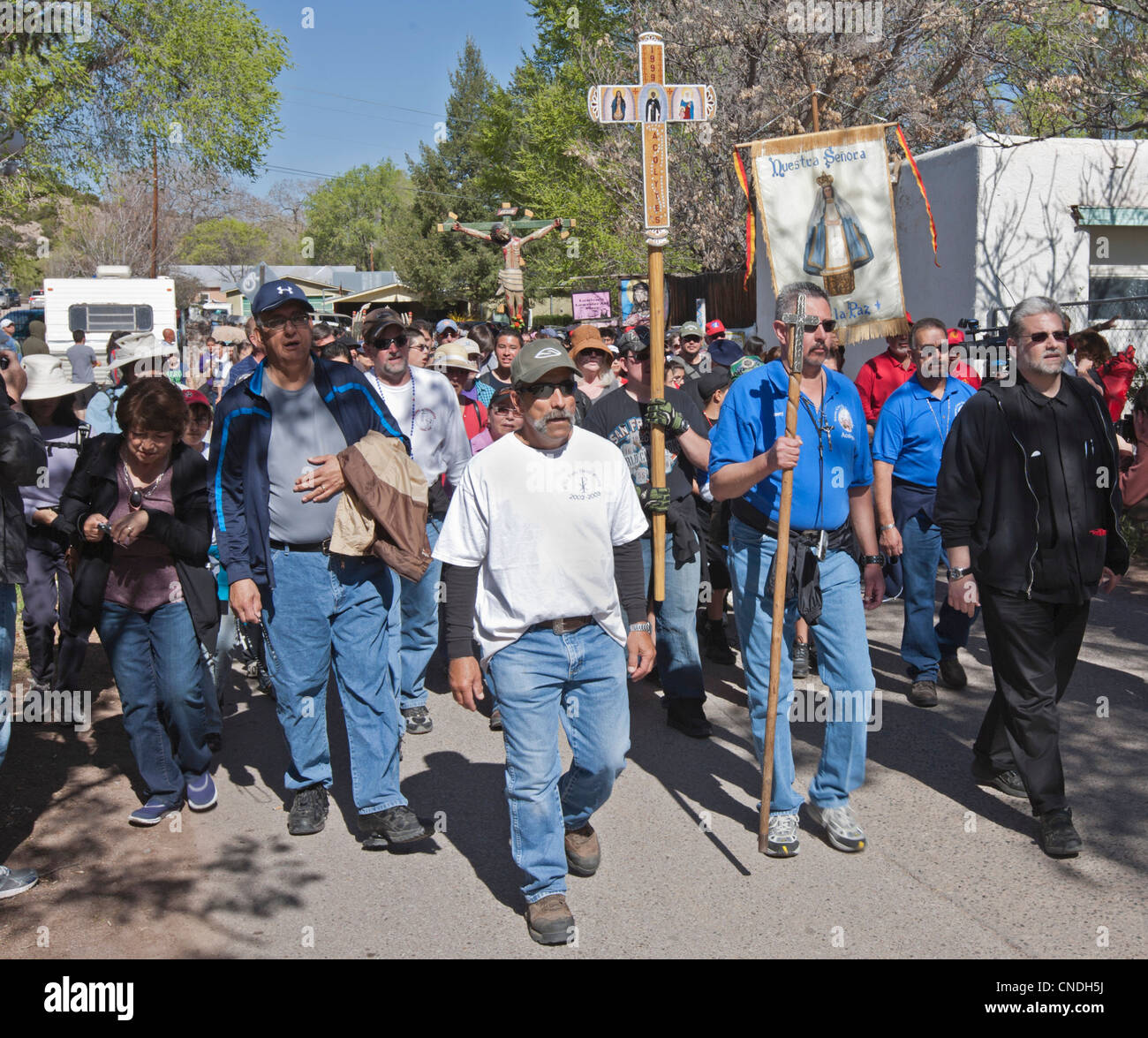 Pilger während der jährlichen Wallfahrt zum Heiligtum Chimayo, New Mexico, statt zu Ostern. Stockfoto