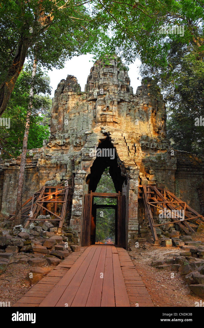Außenansicht von der West Gate von Angkor Thom. Angkor, Siem Reap, Kambodscha, Südostasien, Asien Stockfoto