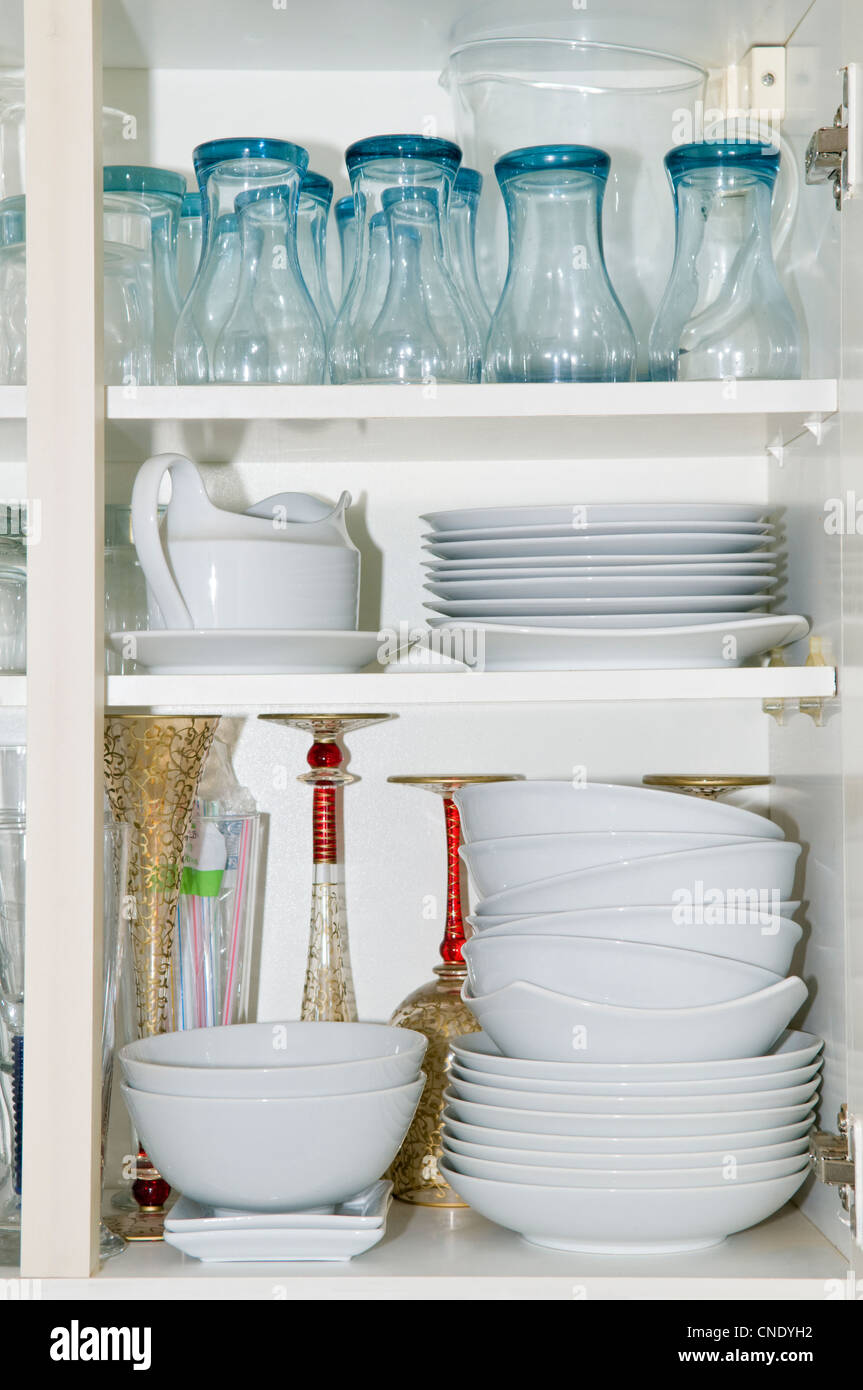 Küche Schrank Inhalt zeigen, Geschirr und Gläser Stockfoto