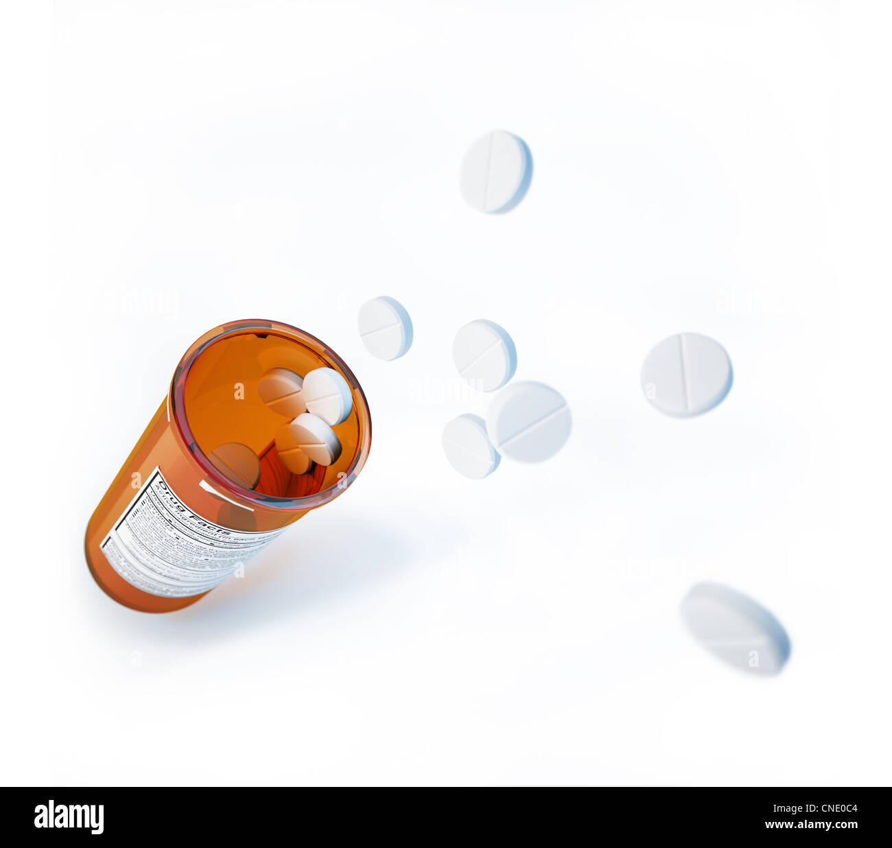Gruppe von weißen Medizin Pillen, springen aus dem orange offenen Gefäß. Auf weißem Hintergrund. Stockfoto