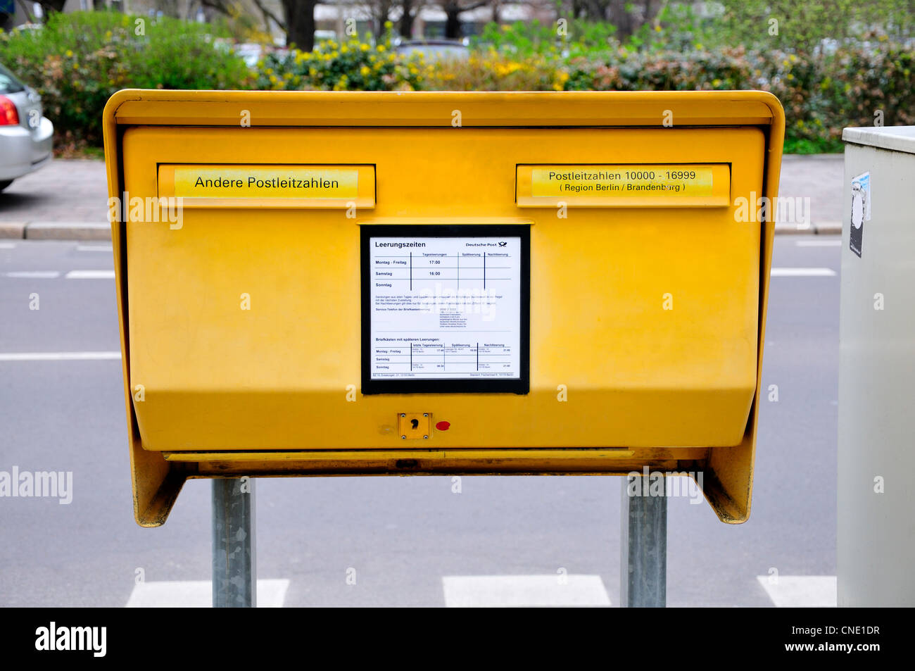 Berlin, Deutschland. Standard öffentlichen Postfach / Postbox auf der Straße Stockfoto