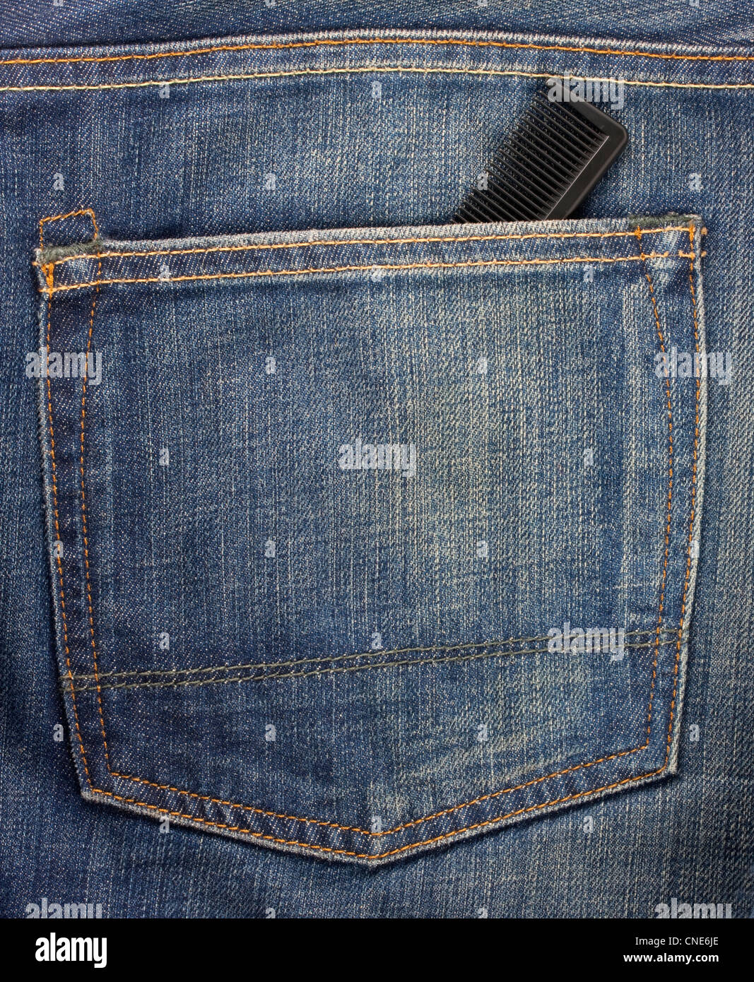blaue Jeans Gesäßtasche mit einem schwarzen Kamm Stockfoto