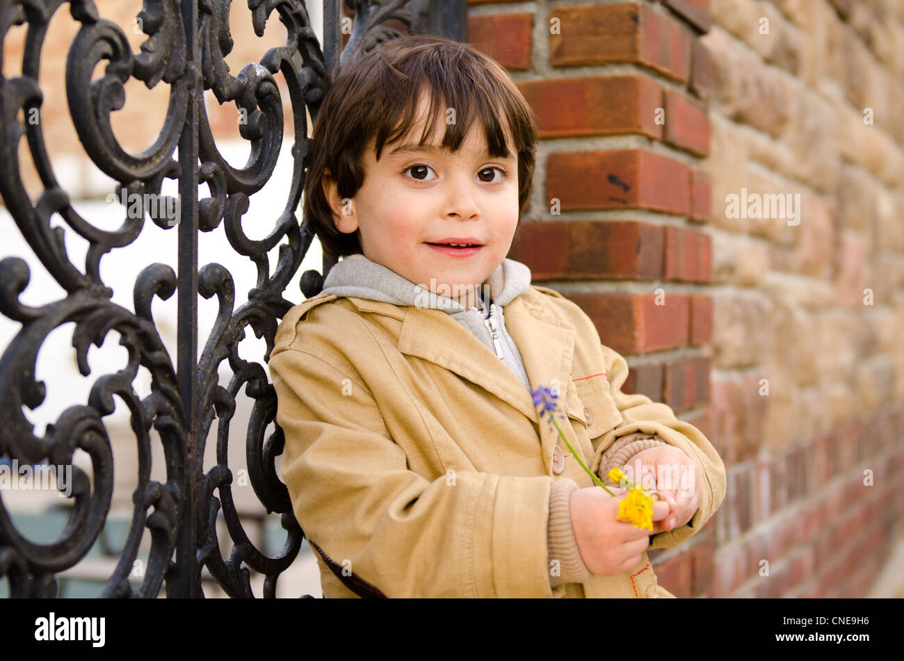 Ein 4-jähriger Junge mit Blumen Stockfoto