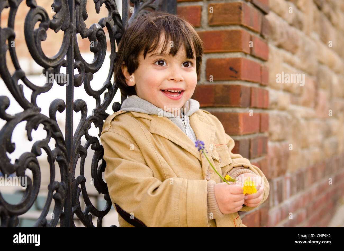 Ein 4-jähriger Junge mit Blumen Stockfoto