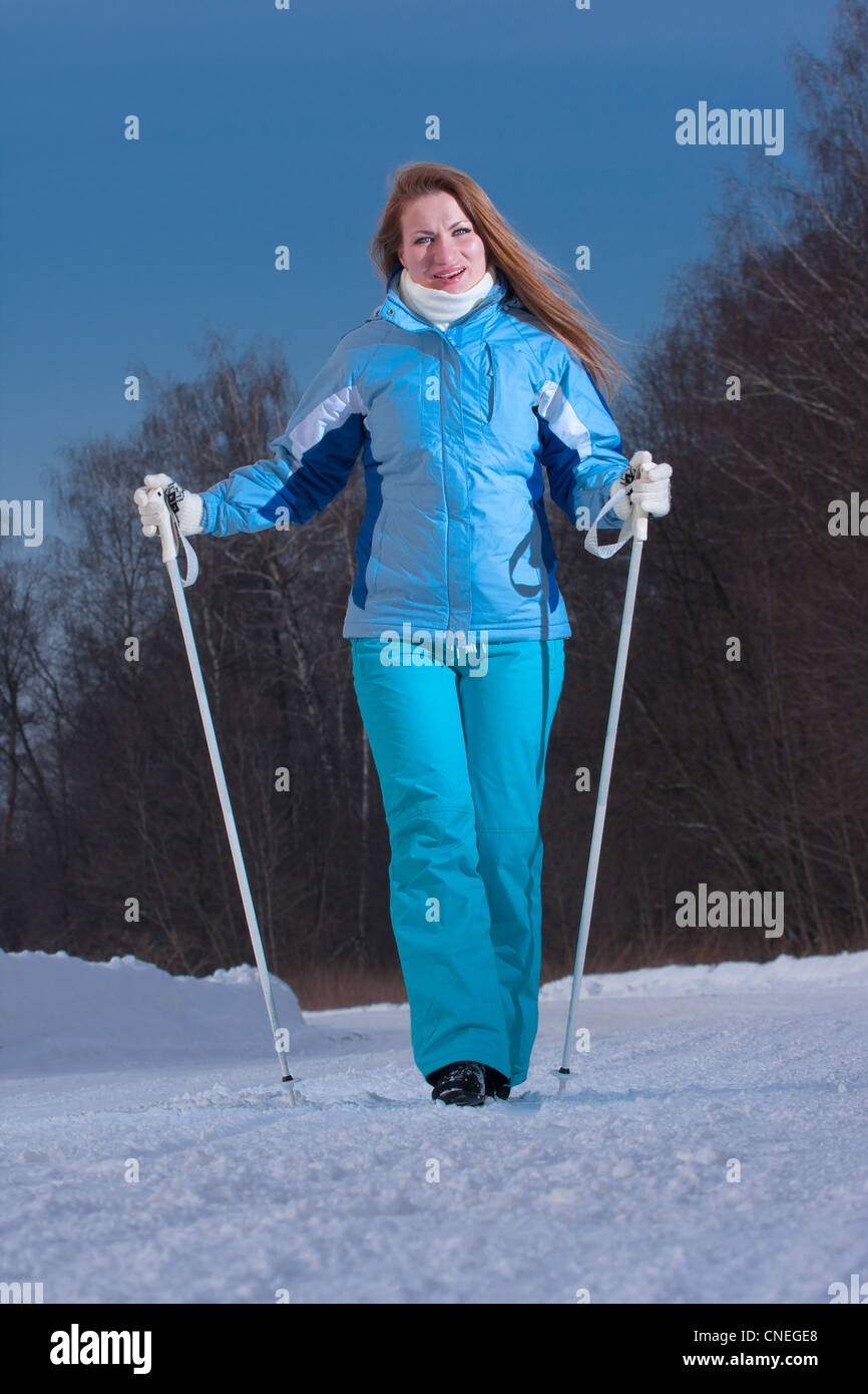 Frau zu Fuß in der Winterzeit Stockfoto