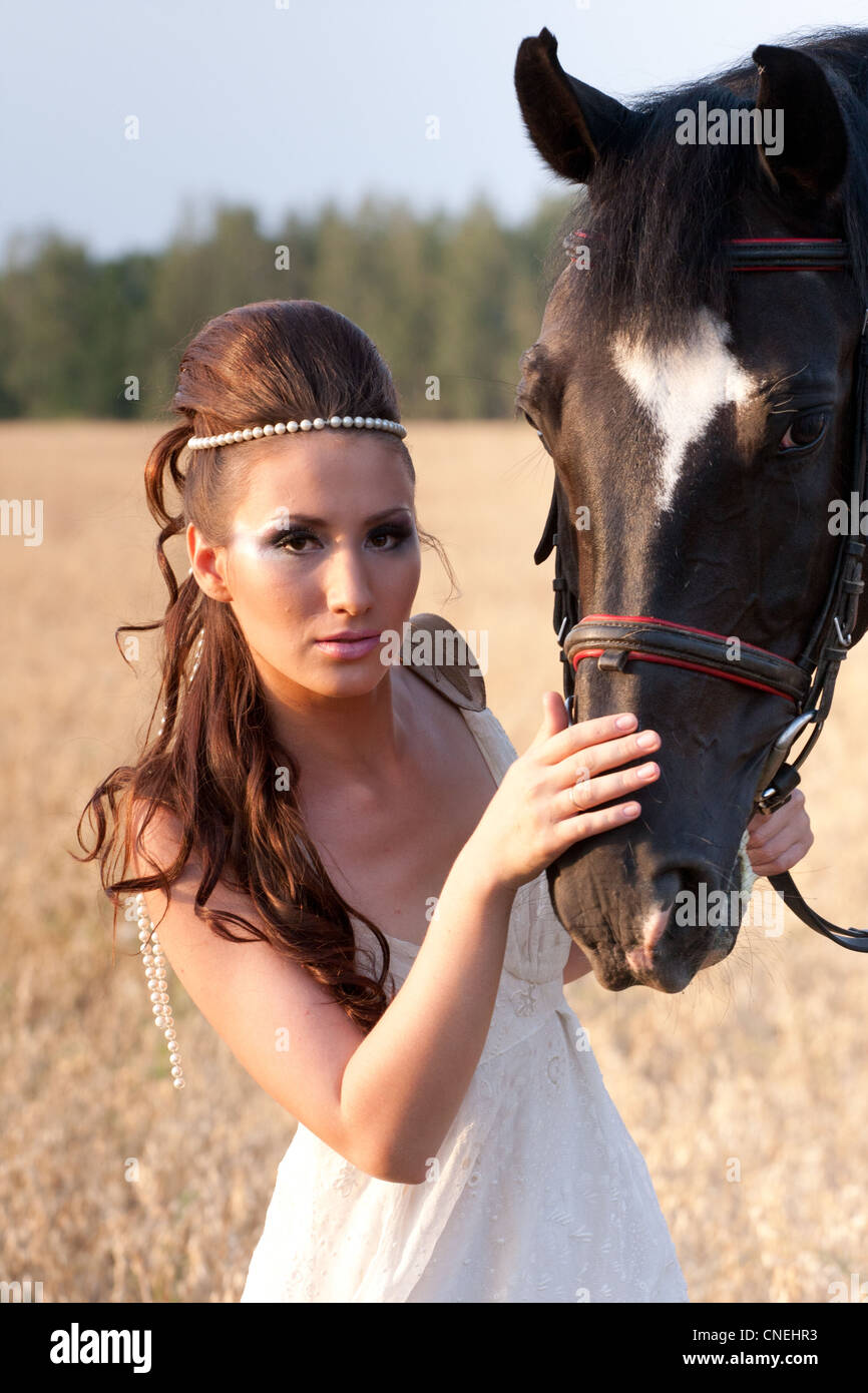 Die Frau in der Kleidung des 18. Jahrhunderts mit Pferd Stockfoto