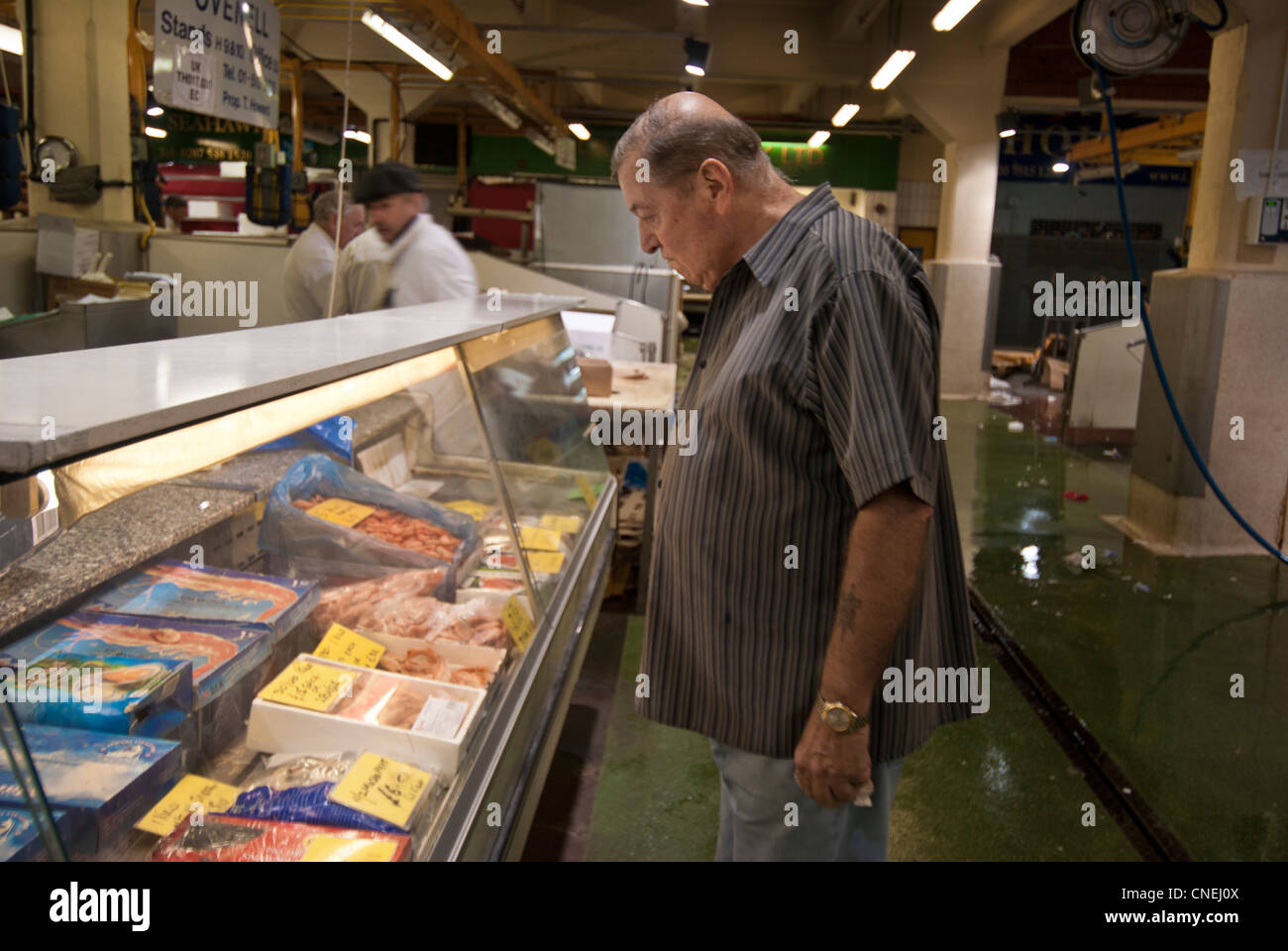 Mann kaufen Lachs im Billingsgate Market. Stockfoto