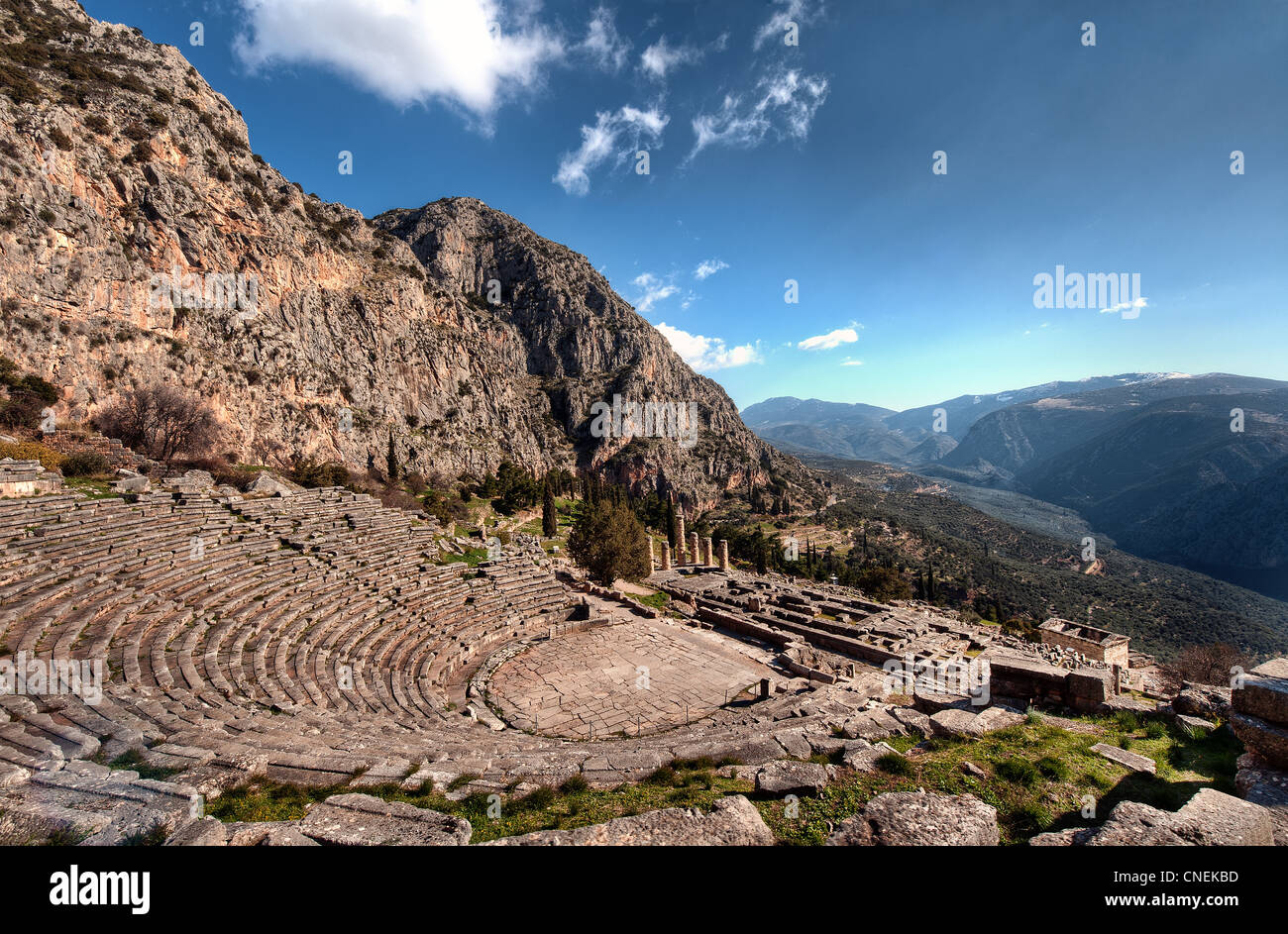 Die 2.500 Jahre alte Open-Air-Theater auf die antike griechische Stätte von Delphi, Griechenland. Stockfoto