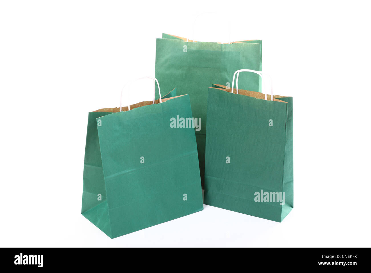Grünes Geschenk Einkaufstaschen isoliert auf weißem Hintergrund Stockfoto