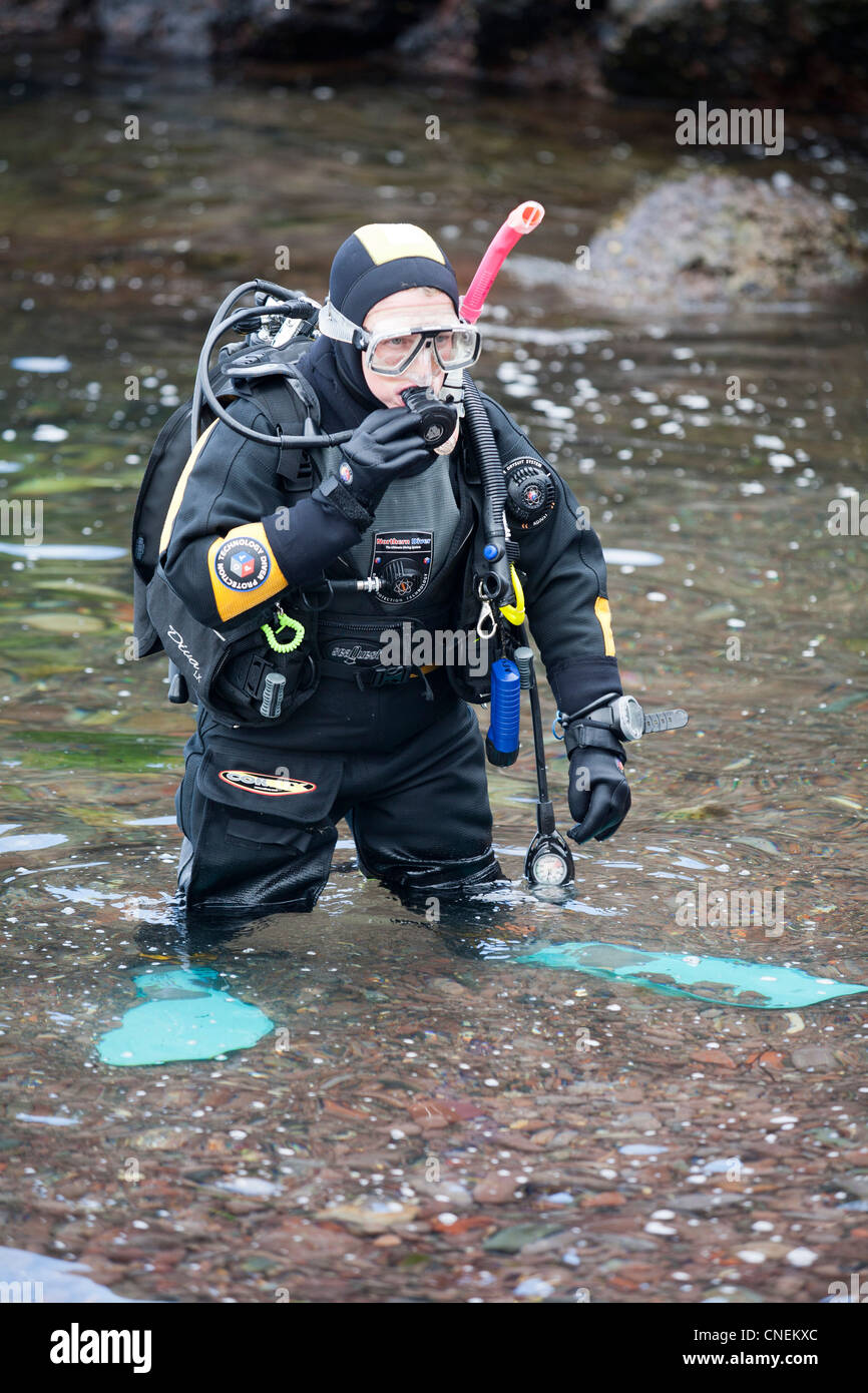 Underwatyer Taucher, Tauchausrüstung vorbereiten, Tauchen vor der Küste von f die Ostküste Schottlands Stockfoto