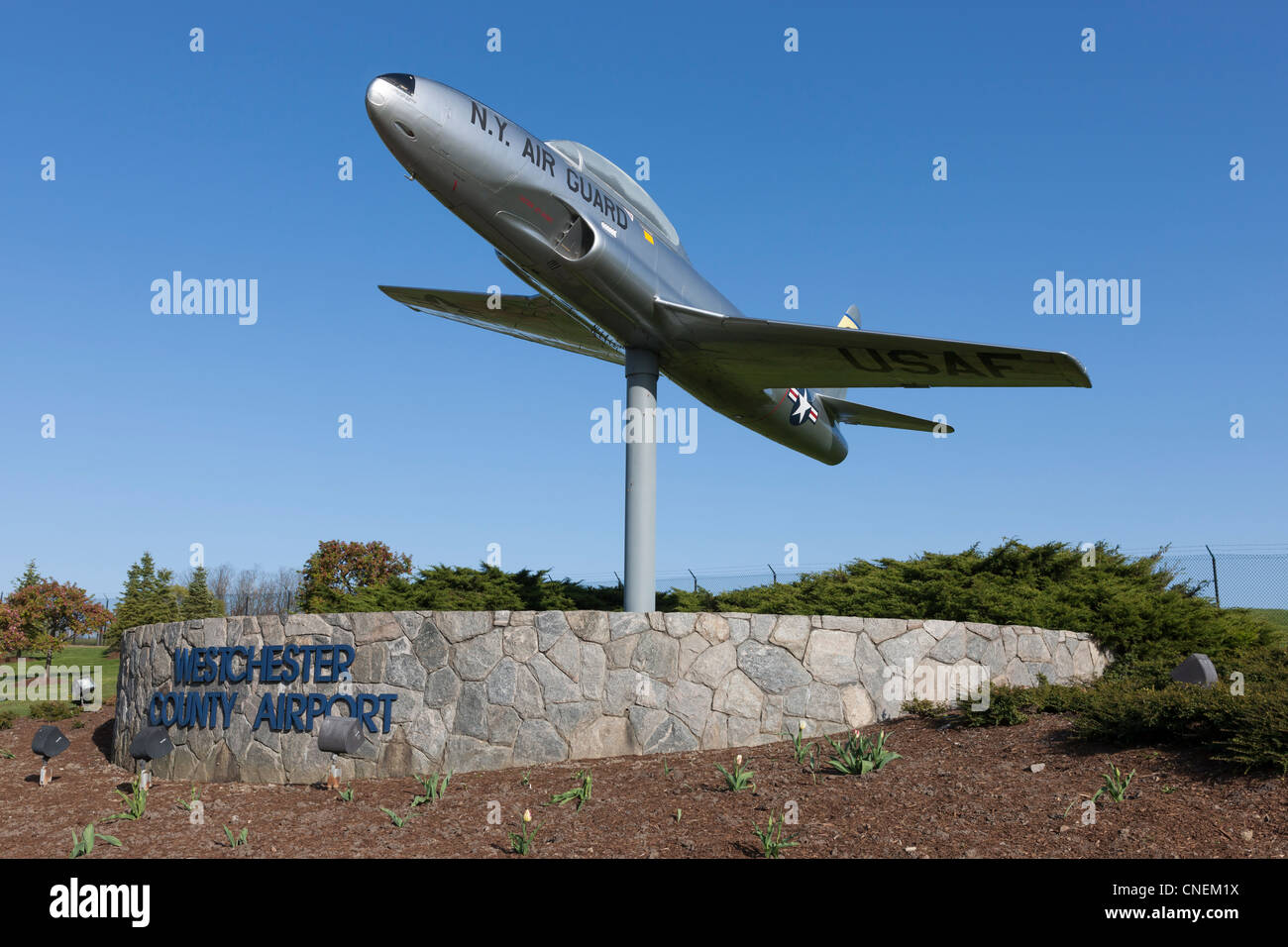 New York Air National Guard Lockheed T-33 am Eingang der Westchester County Airport in der Nähe von White Plains, New York. Stockfoto