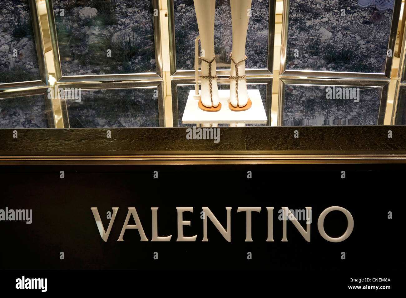 Valentino Fashion Label, Store-Display, Schuhe Stockfoto