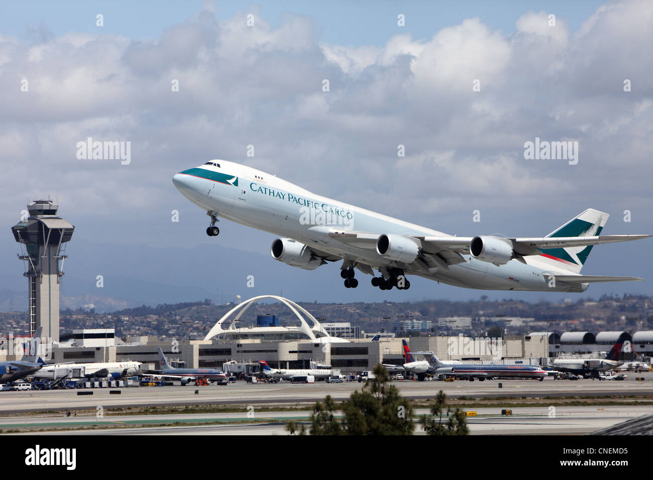 LOS ANGELES, Kalifornien, USA - 12. April 2012 - Cathay Pacific B747-8-Frachter Jet Flugzeug startet am Flughafen von Los Angeles. Stockfoto