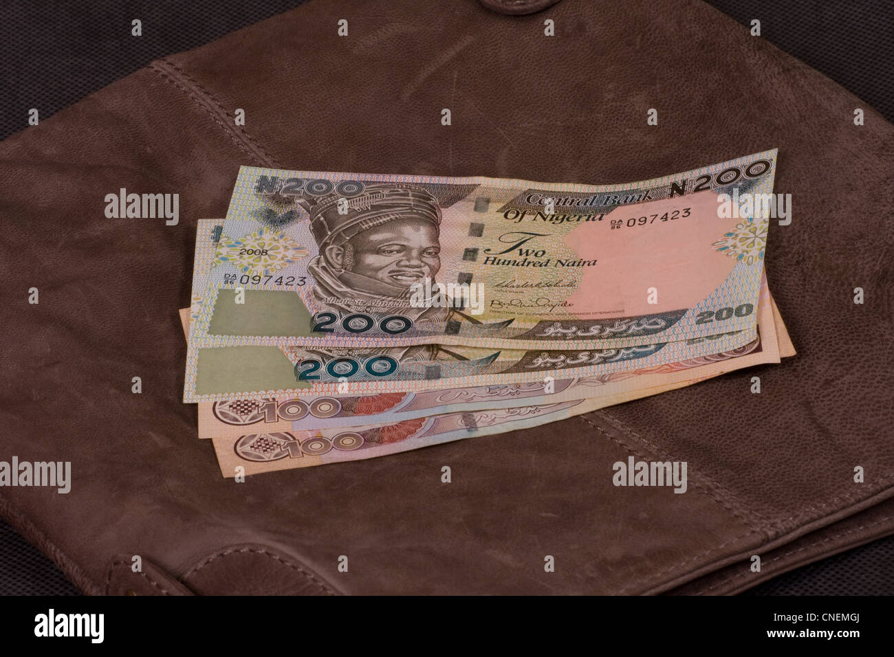 Nigerianische Geld auf Ledertasche Stockfoto