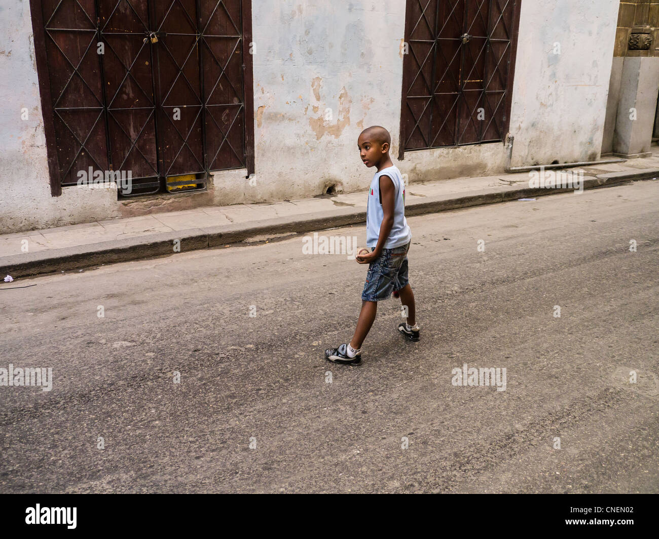 Ein junge kubanische 8-10 spielt Baseball in den Straßen von Havanna Vieja Abschnitt von Havanna, Kuba. Stockfoto