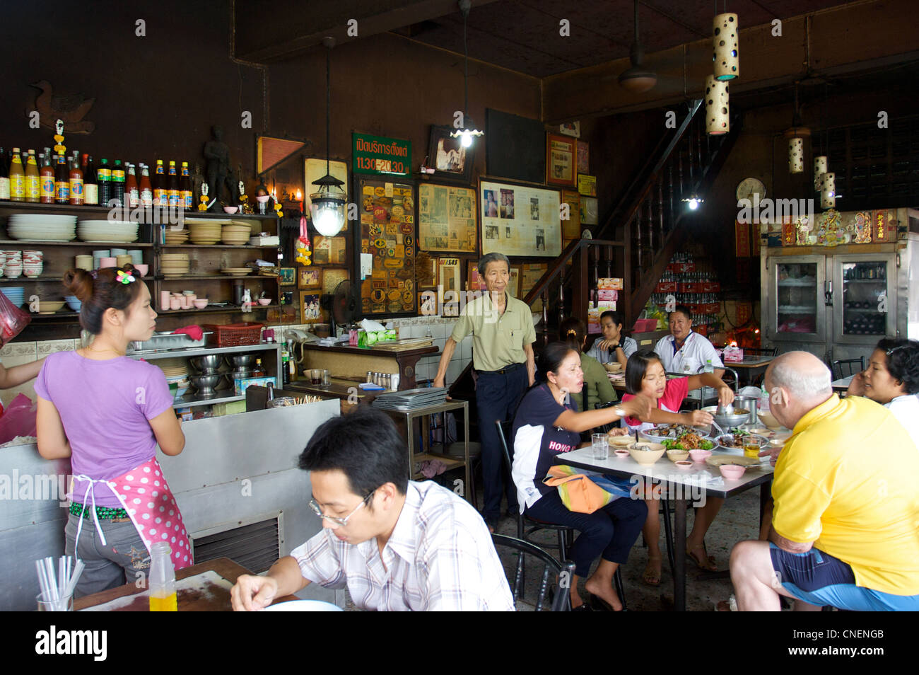 Traditionelles chinesisches Restaurant, das Nudelsuppen, Dampffisch usw. verkauft, Bangkok, Thaialnd Stockfoto