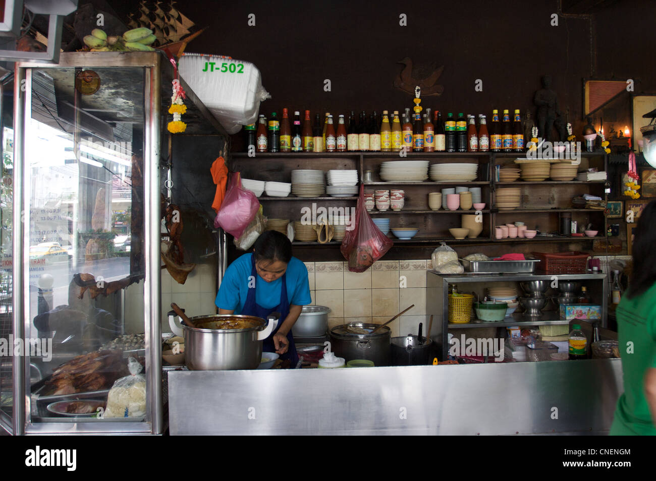 Traditionelles chinesisches Restaurant, das Nudelsuppen, Dampffisch usw. verkauft, Bangkok, Thaialnd Stockfoto