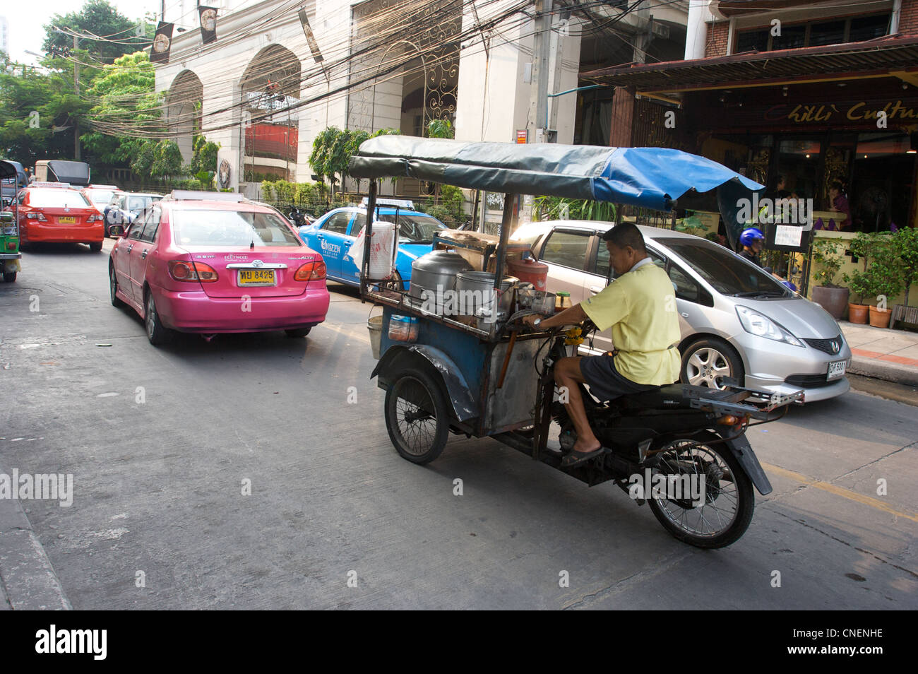 mobilen Dampf Brötchen in der Sukhumwit Soi 11, zusammen mit dem Taxi Stockfoto