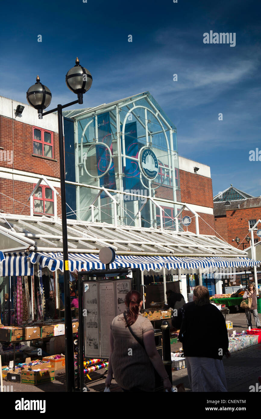 Großbritannien, England, Worcestershire, Worcester, Crowngate einkaufen Entwicklung mit Blick auf den Marktplatz Stockfoto