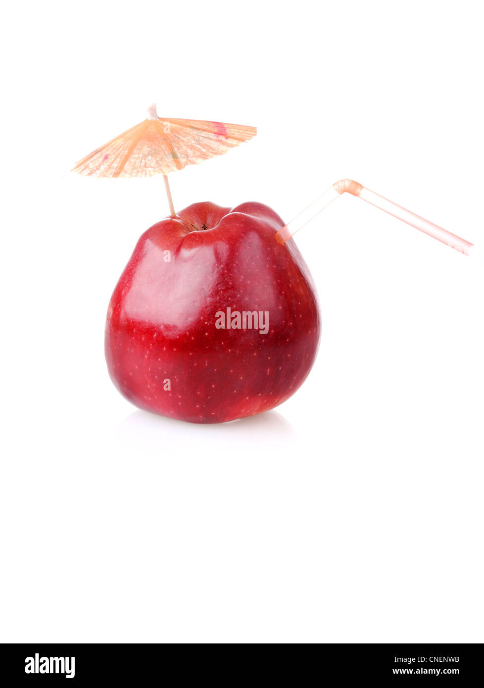 Roter Apfel mit cocktail Rohr und Sonnenschirm Stockfoto