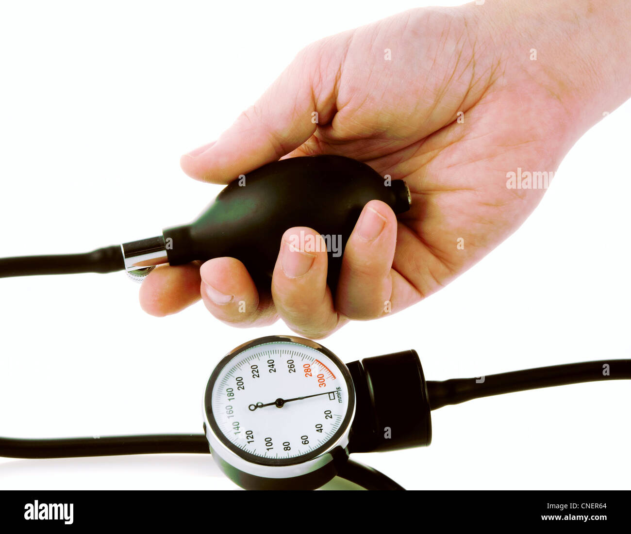 Männliche Hand und medizinisches Gerät für die Messung von Blutdruck Stockfoto