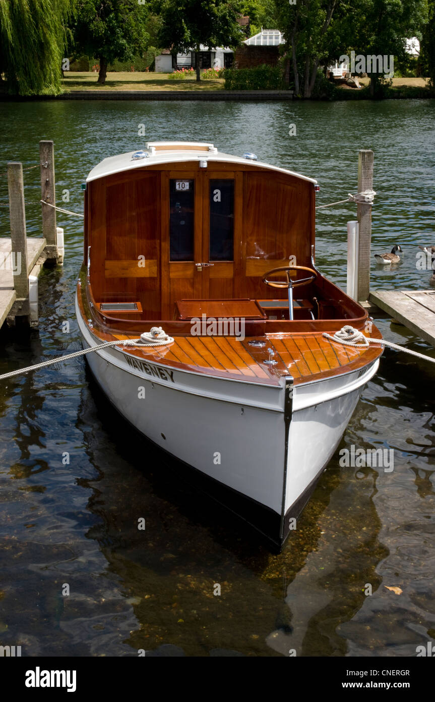 Klassisches Boot vertäut "Waveney" auf der Themse in Henley on Thames für die Regatta Stockfoto