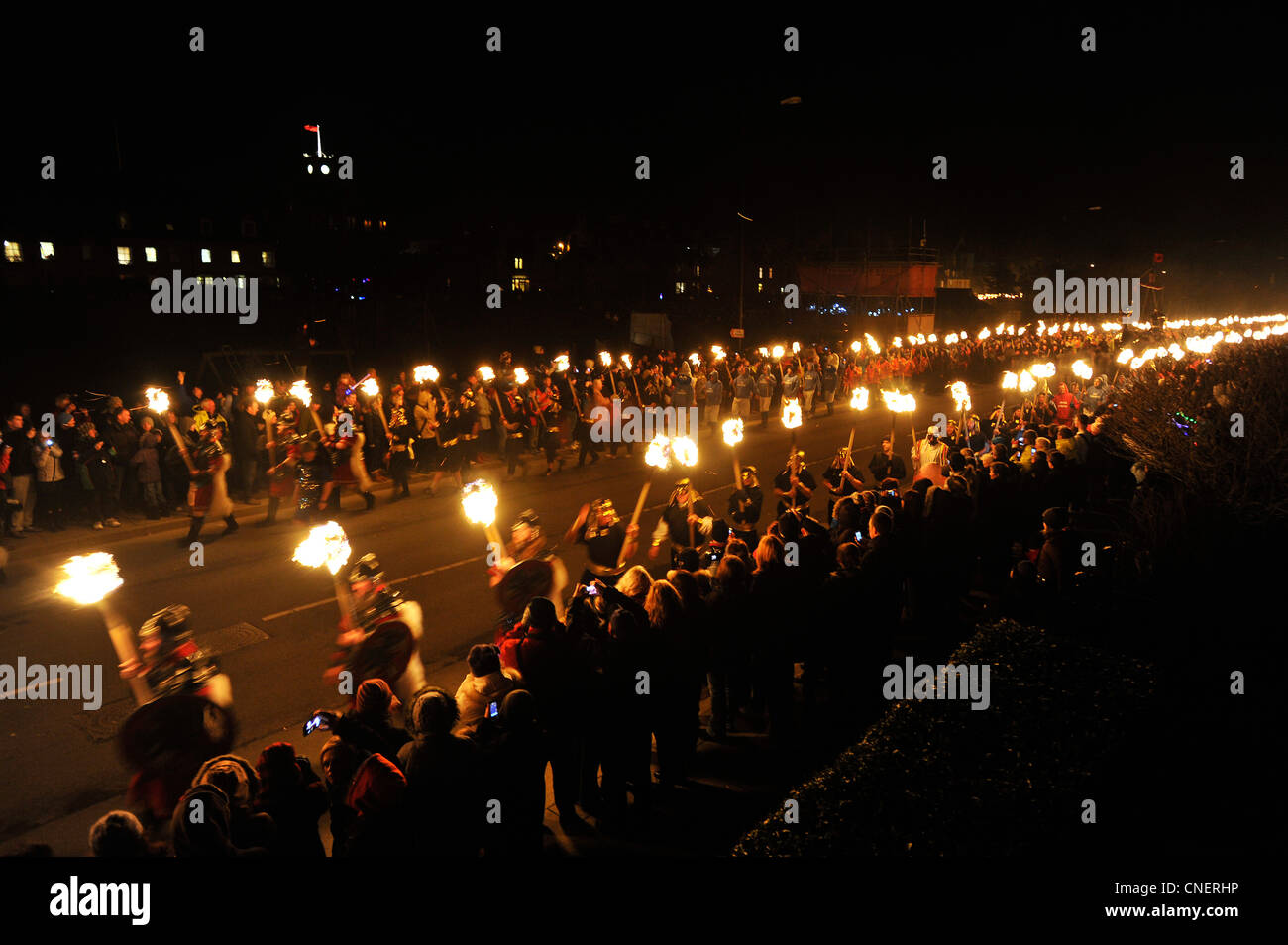 Up Helly Aa-Festival in Lewrwick, Shetland-Inseln. Bis zu zweitausend Mann beteiligen Sie sich die Wikinger Feuerfestival. Stockfoto