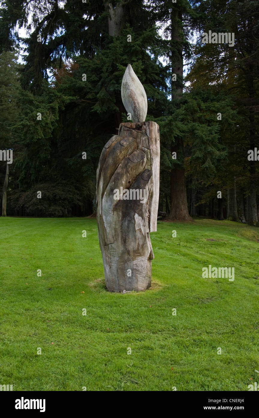 Eine hölzerne Skulptur eine Hand hält eine Kerze mit dem Titel "Licht der Welt" von Jamie Ecclestone Stockfoto