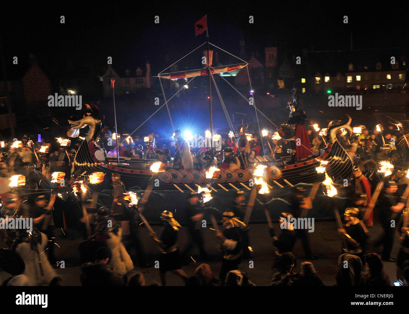 Up Helly Aa-Festival in Lewrwick, Shetland-Inseln. Bis zu zweitausend Mann beteiligen Sie sich die Wikinger Feuerfestival. Stockfoto