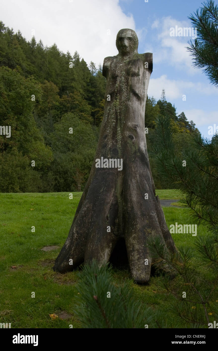 Eine hölzerne Skulptur einer Figur mit dem Titel "Der Denker" von Urmas Rauba Stockfoto