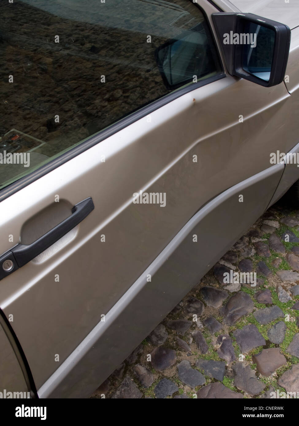 Dented bodywork Fotos und Bildmaterial in hoher Auflösung Alamy